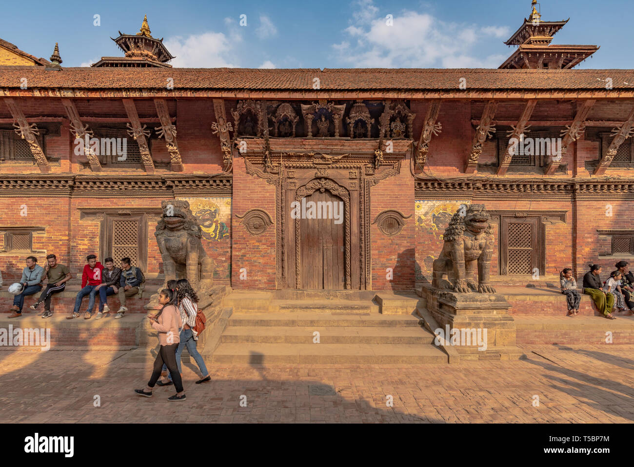 LALITPUR, PATAN NEPAL - Aprile 3, 2019: uno degli ingressi del Moo Chuka Palazzo del Durbar Square di Patan Foto Stock LALITPUR, PATAN NEPAL - Aprile 3, 2019: uno degli ingressi del Moo Chuka Palazzo del Durbar Square di Patan Foto Stock