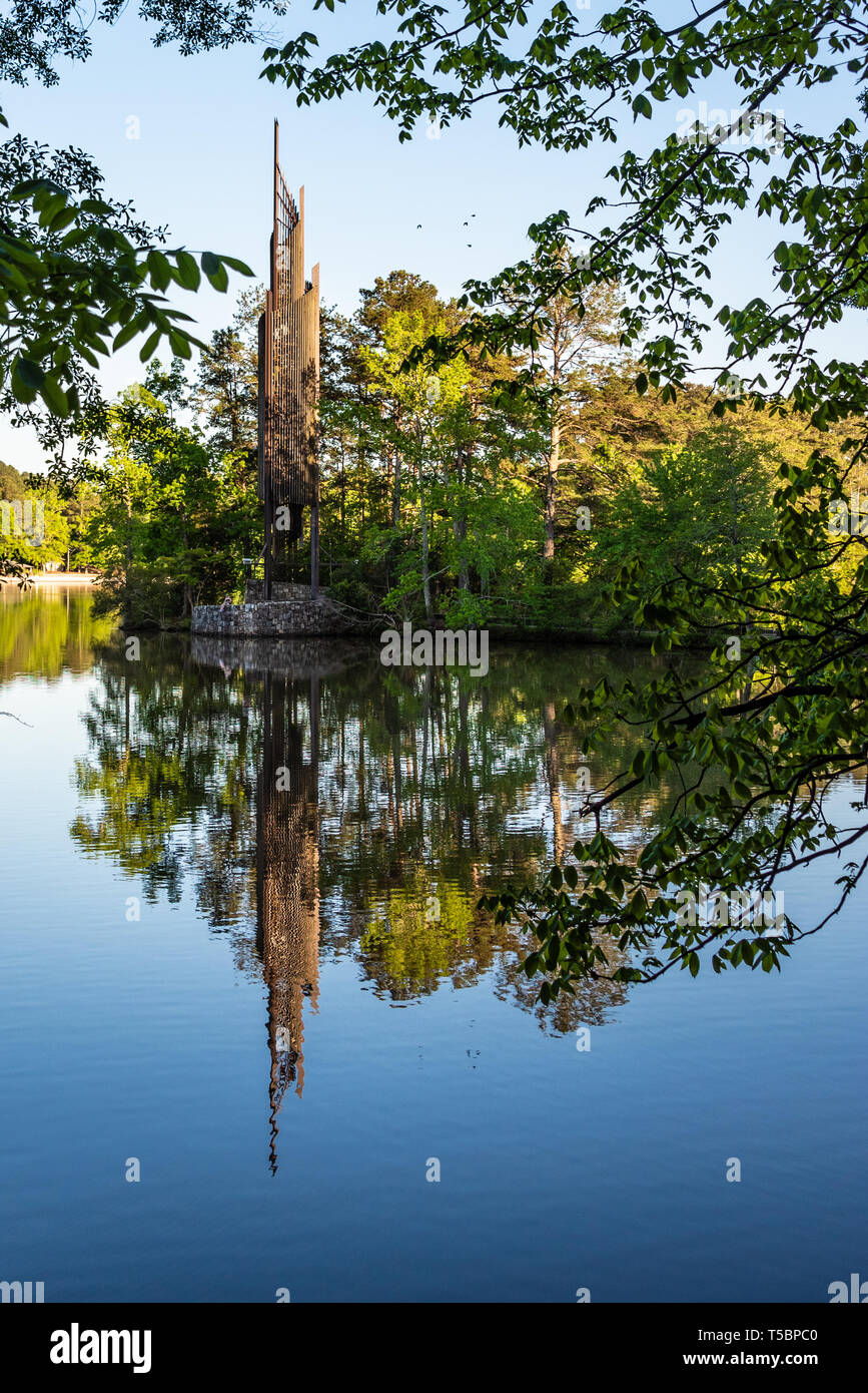 Vista lago del 732-bell di Redwood e acciaio Carillon di Stone Mountain Park di Atlanta in Georgia. Il 13-story carillon fu donato da Coca-Cola. Foto Stock
