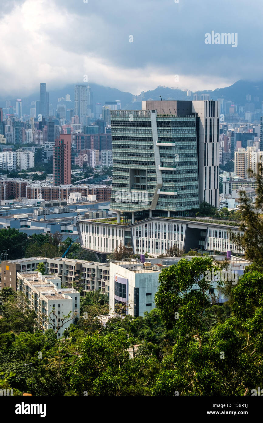 Imponente edificio in questa foto è il Lau Ming Wai edificio accademico delle università della città di Hong Kong. L'edificio è stato progettato da Ronald Lu & Partn Foto Stock