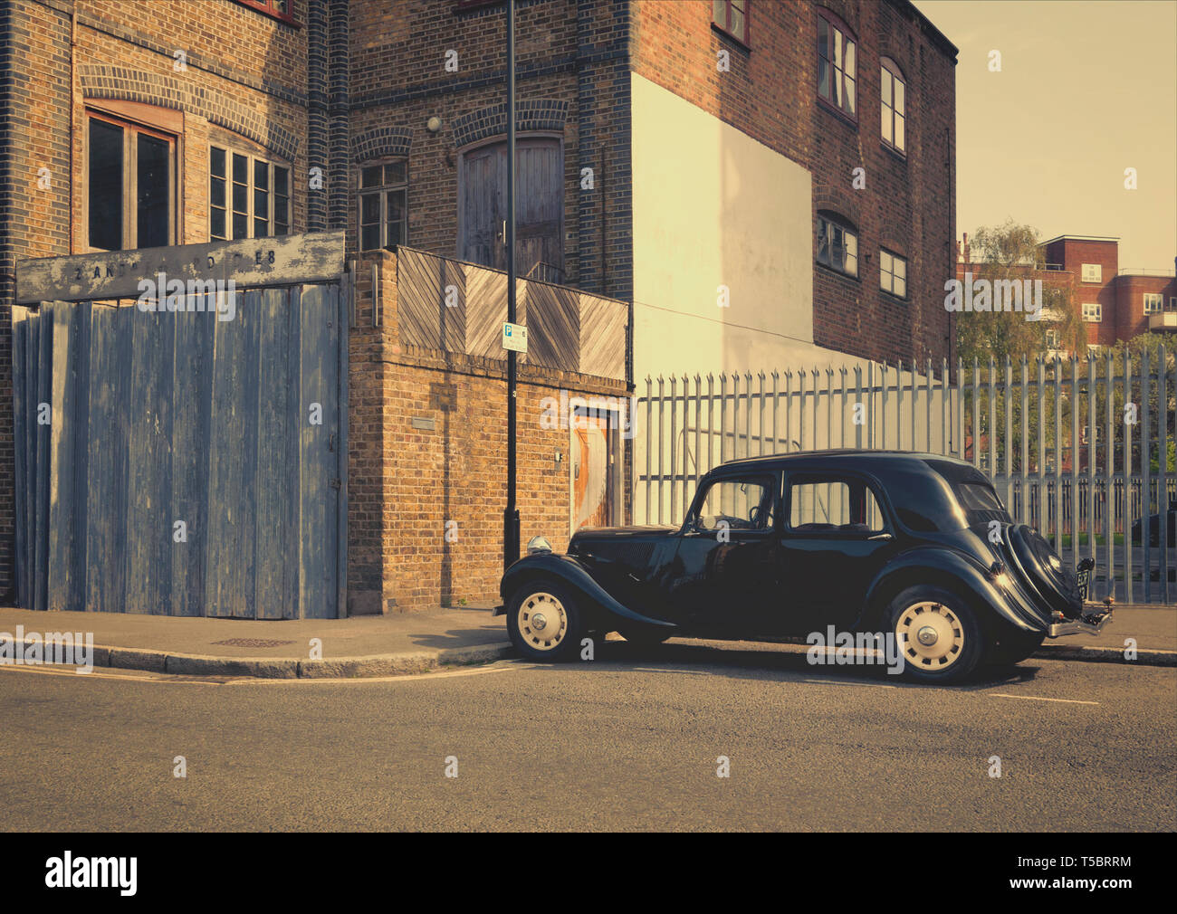 Anni Cinquanta la Citroen luce 15 Avant trazione parcheggiato su una strada in East End di Londra REGNO UNITO Foto Stock