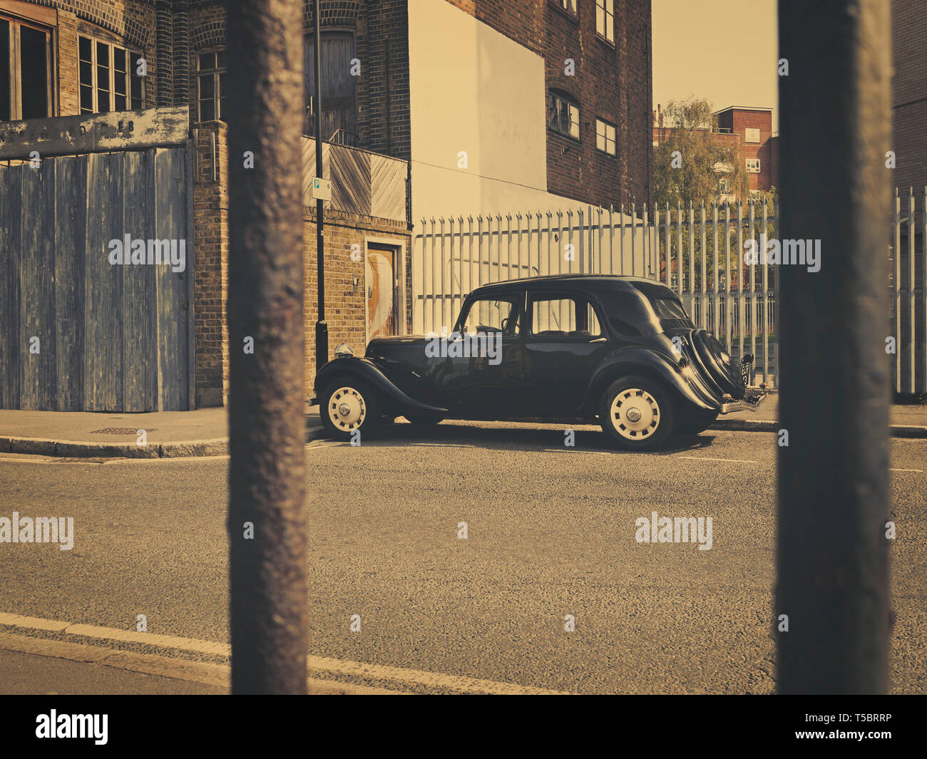 Anni Cinquanta la Citroen luce 15 Avant trazione parcheggiato su una strada in East End di Londra REGNO UNITO Foto Stock