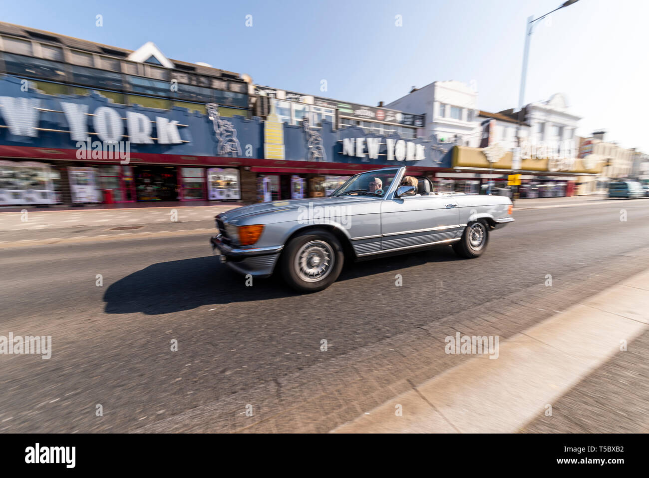 Mercedes SL classica open top a Southend on Sea, Essex, fronte mare in una giornata di sole. Roadster Mercedes Benz con tetto aperto Foto Stock