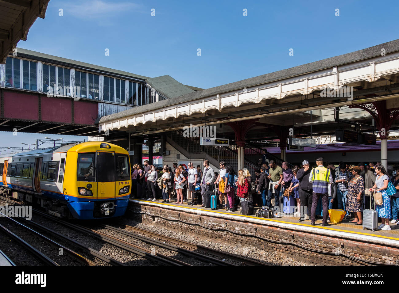 Vergine di servizi ferroviari di avviamento e terminante a Harrow & Wealdstone Station durante la vacanza di Pasqua lo spegnimento della stazione di Euston e provoca il sovraffollamento. Foto Stock