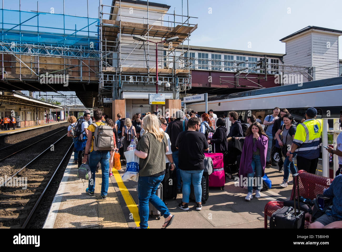 Vergine di servizi ferroviari di avviamento e terminante a Harrow & Wealdstone Station durante la vacanza di Pasqua lo spegnimento della stazione di Euston e provoca il sovraffollamento. Foto Stock