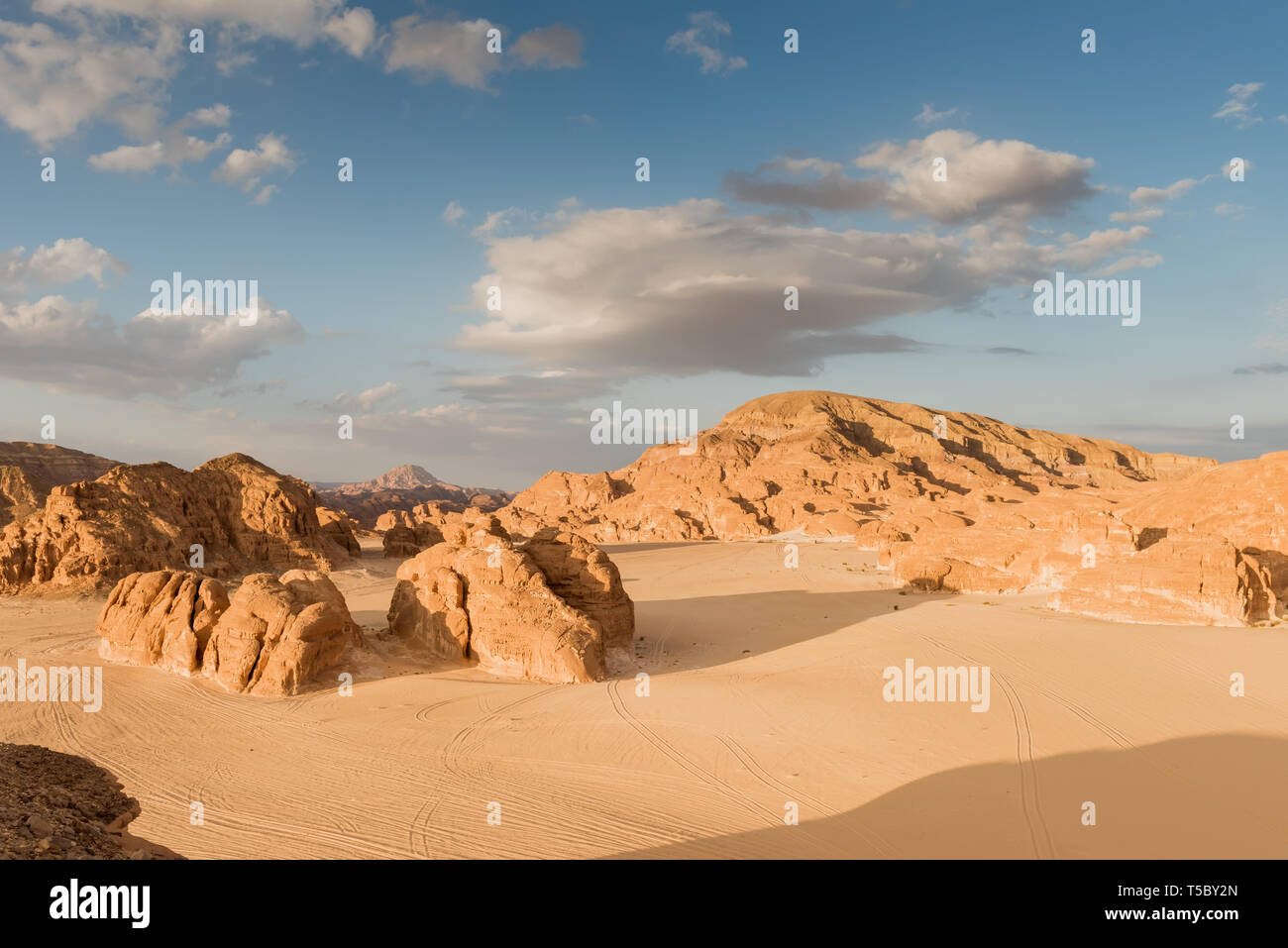 Mountain in arido deserto Egitto Africa Foto Stock