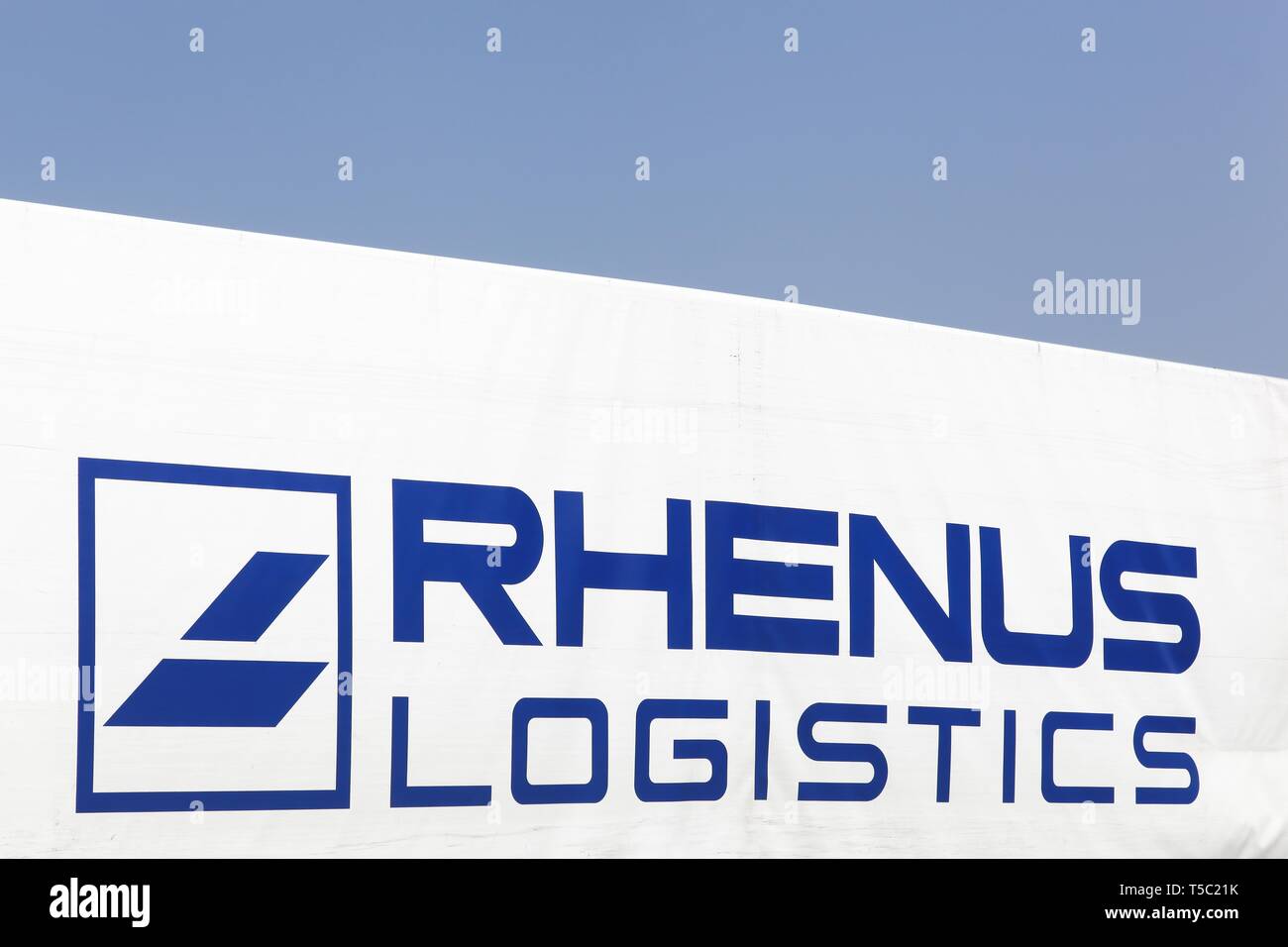 Kamen, Germania - 22 Luglio 2018: RHENUS Logistics logo su un carrello. Il gruppo Rhenus è un tedesco la società di logistica con operazioni in Europa, Asia Foto Stock