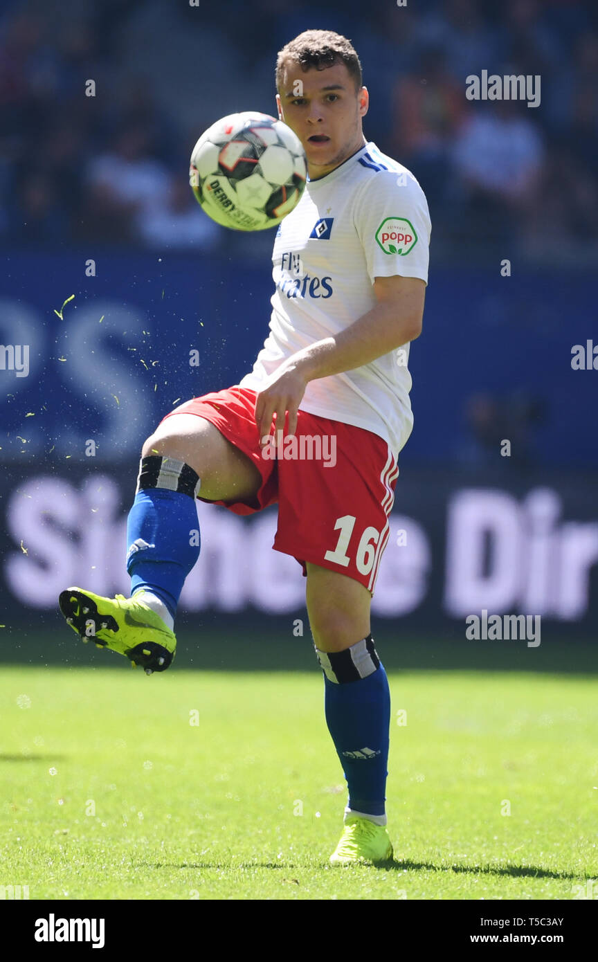 Amburgo, Germania - 20 aprile: Vasilije Janjicic di Amburgo si corre con la palla durante la seconda Bundesliga match tra Hamburger Sport Verein e FC Foto Stock