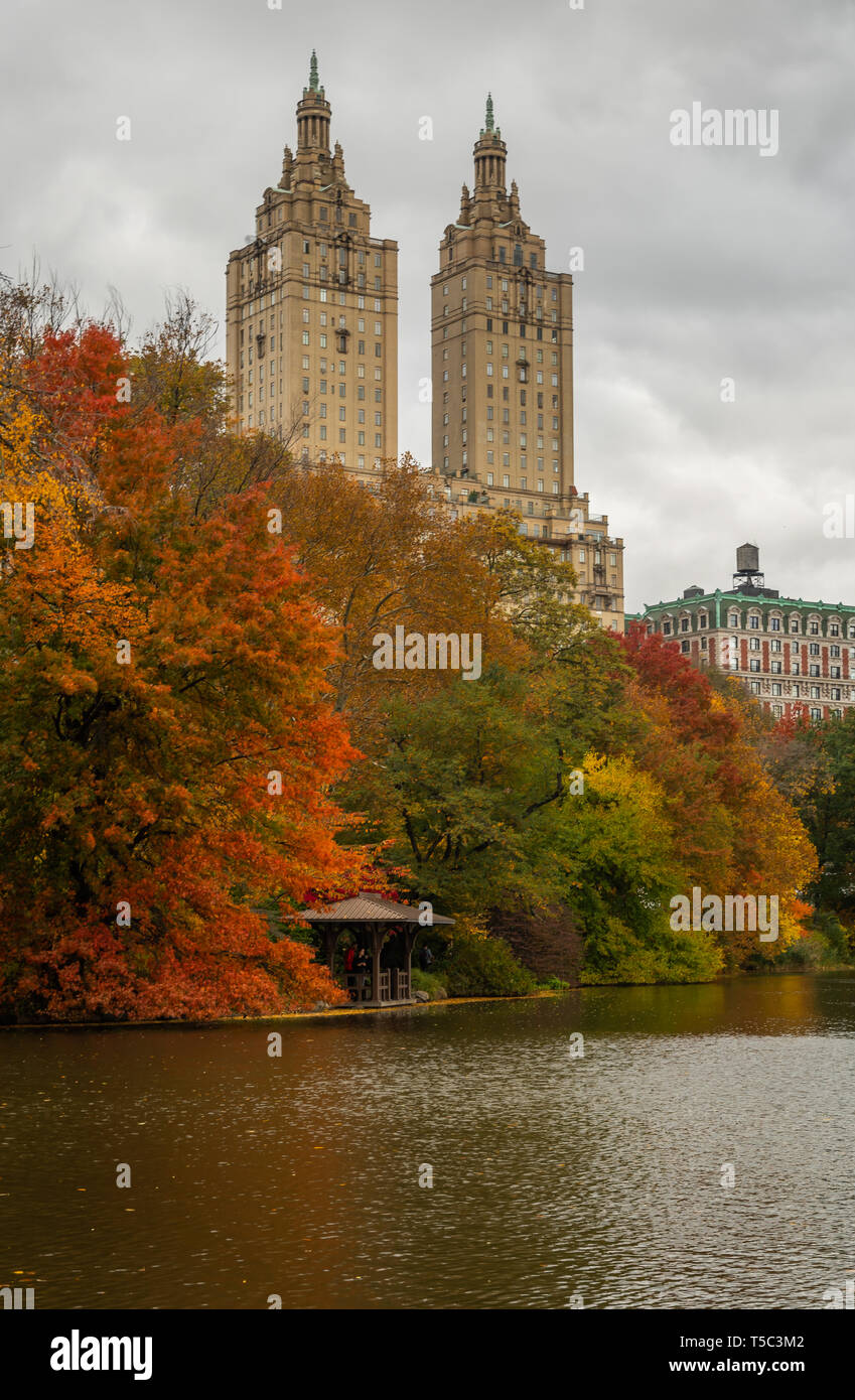Vista autunnale della città di NY da Central Park Foto Stock