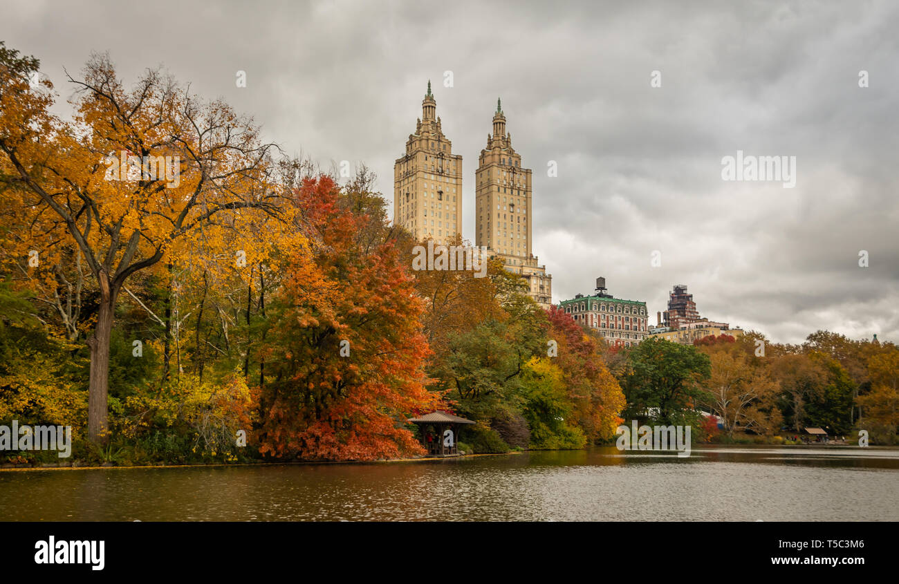 Vista autunnale della città di NY da Central Park Foto Stock