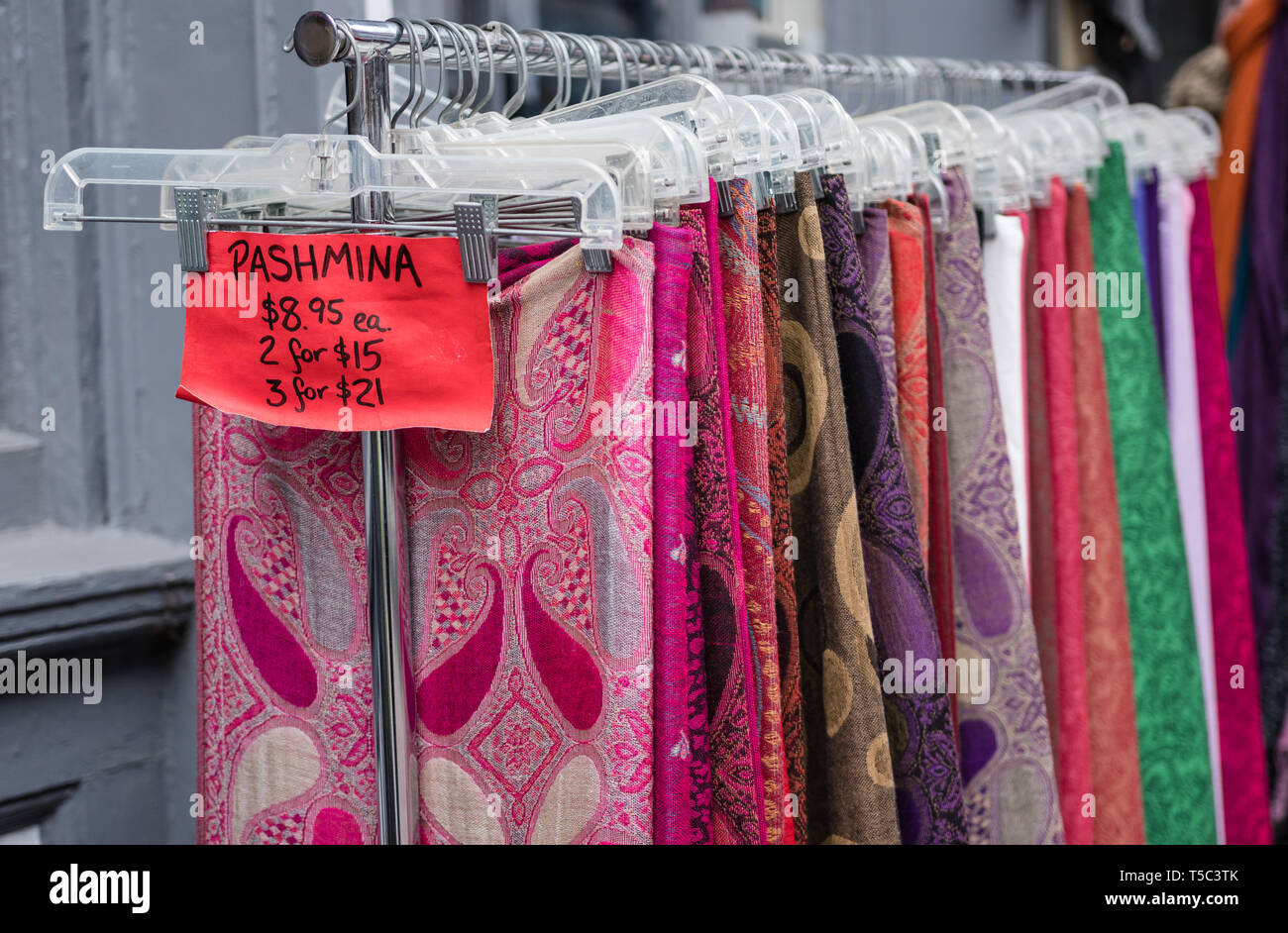 Sciarpa pashmina gonne in vendita nel porto vecchio, Maine Foto Stock