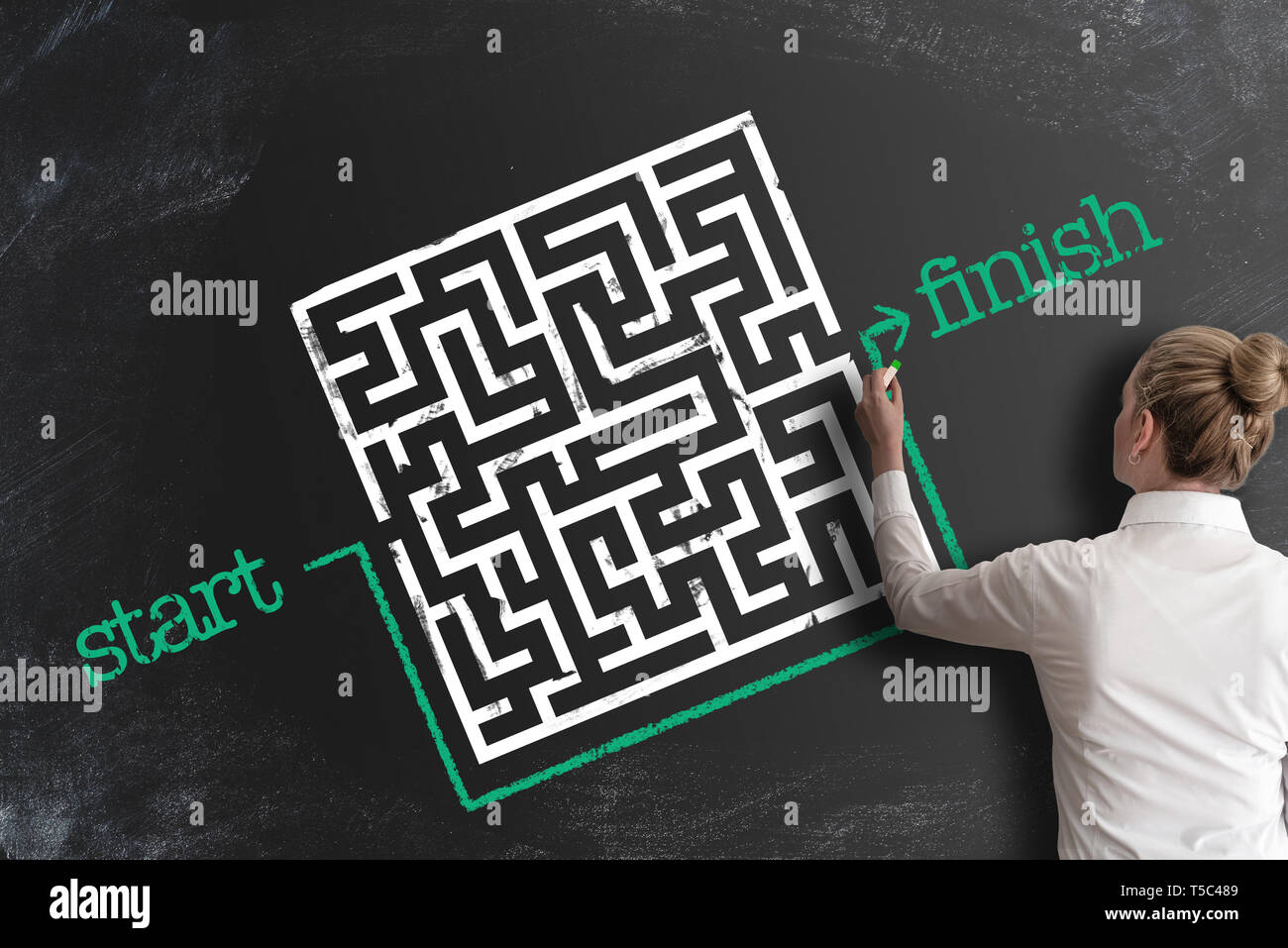 Ricerca creativa e soluzioni smart concetto con donna bypassando il labirinto da linea di disegno intorno ad esso come soluzione alternativa sulla lavagna Foto Stock