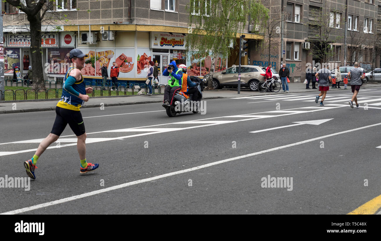 La Serbia, 14 Aprile 2019: scene di strada a Karadjordjeva Street a Zemun durante la XXXII Maratona di Belgrado Foto Stock