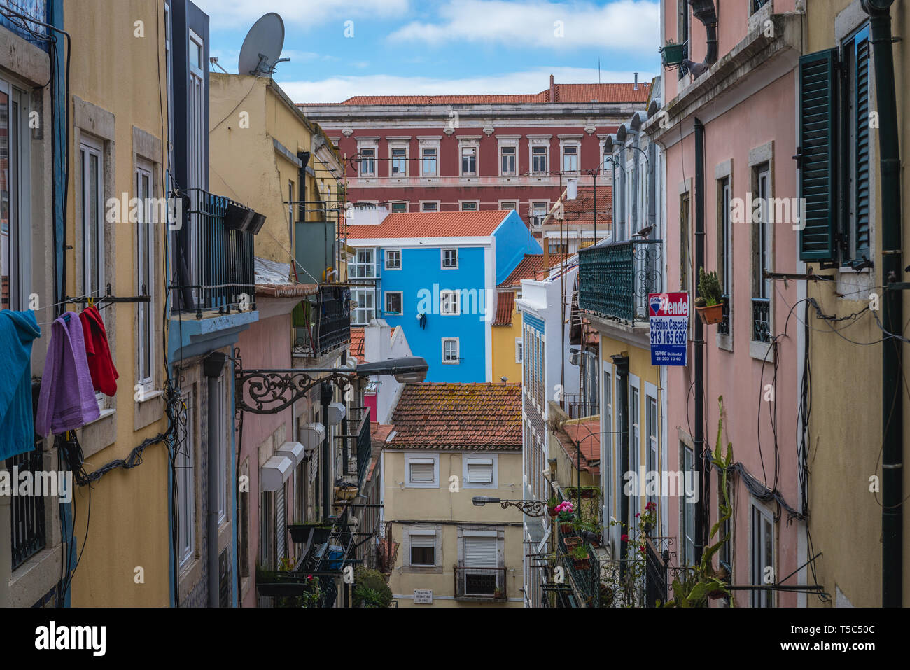 Strada stretta in Arroios distretto di Lisbona, Portogallo Foto Stock