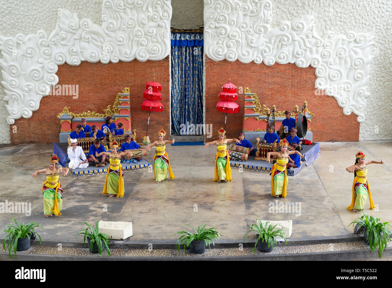 Una tradizionale danza Balinese al Garuda Wisnu Kencana (GWK) Parco culturale di Bali, Indonesia Foto Stock