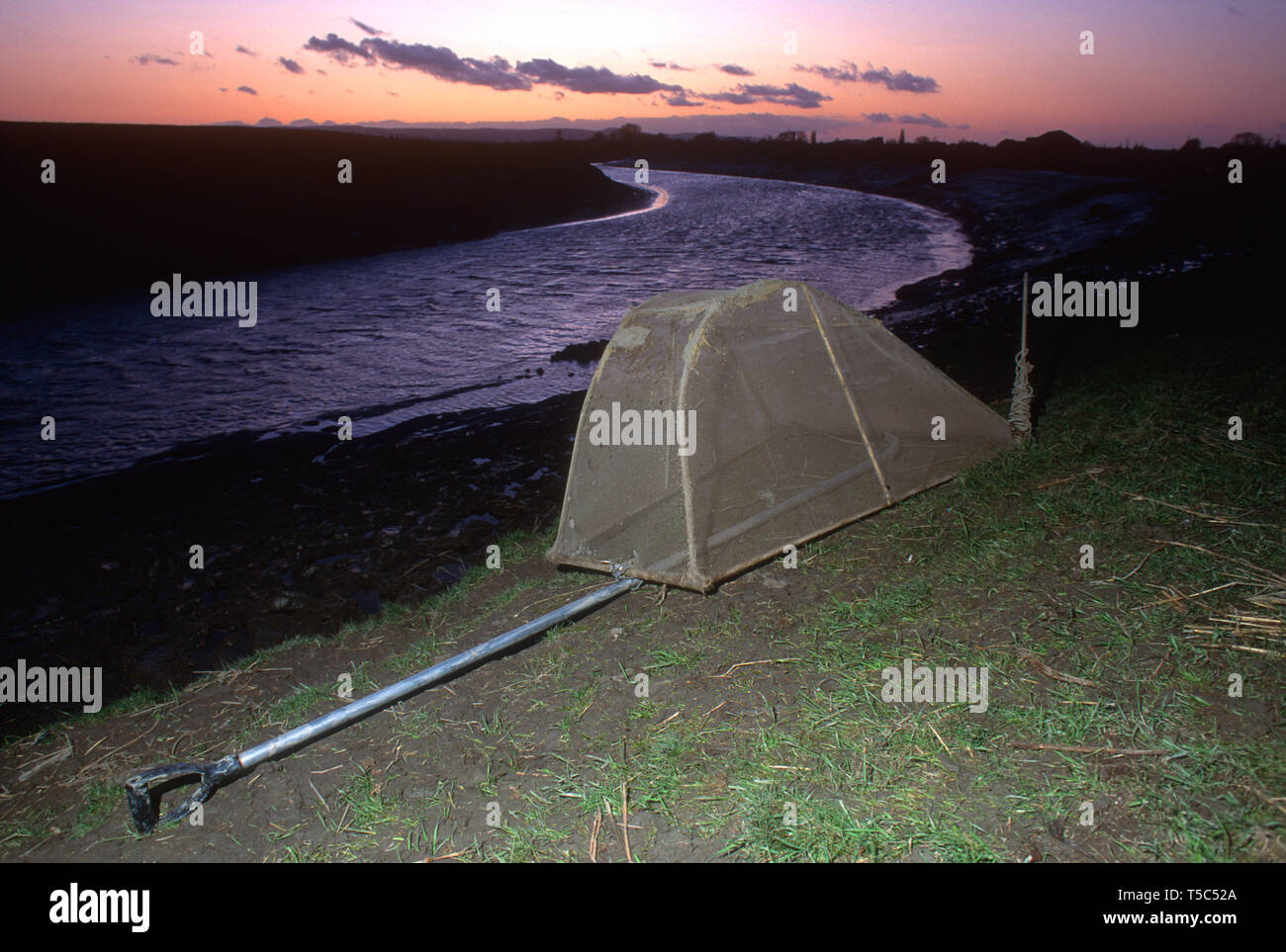 Rete da pesca sulla riva del fiume Parrett nuovi membri, per pesca Elver REGNO UNITO Foto Stock