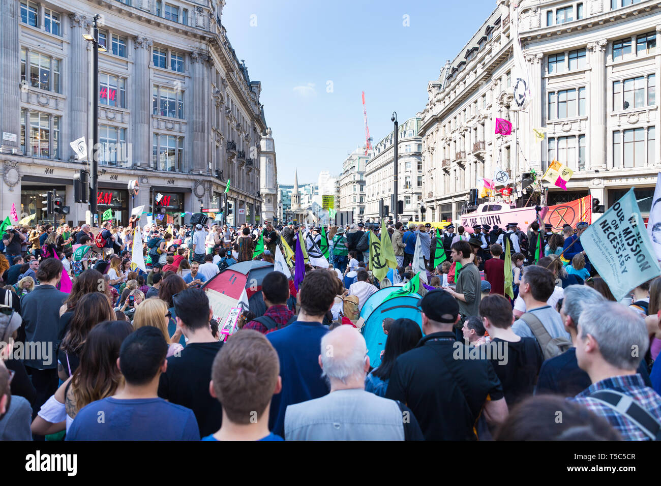 Estinzione della ribellione manifestanti in Oxford Circus, Londra Foto Stock