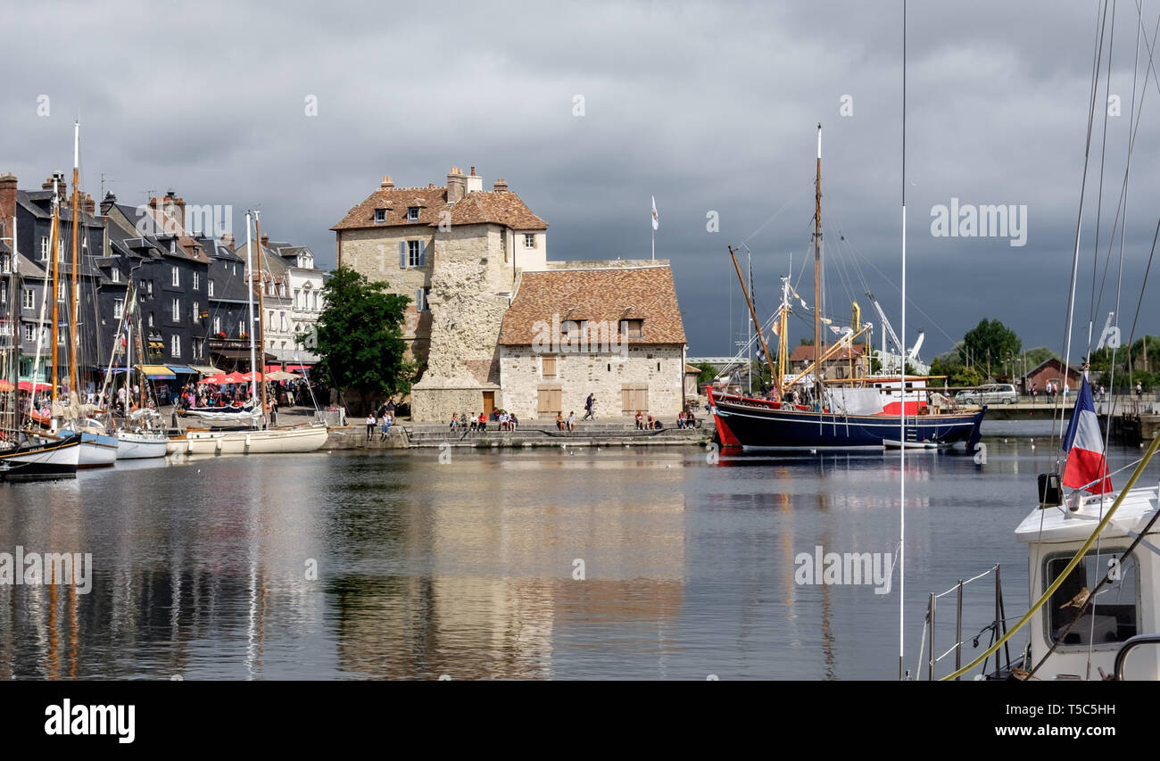 Porto Vecchio nel famoso villaggio di Honfleur in Normandia, Francia. Foto Stock
