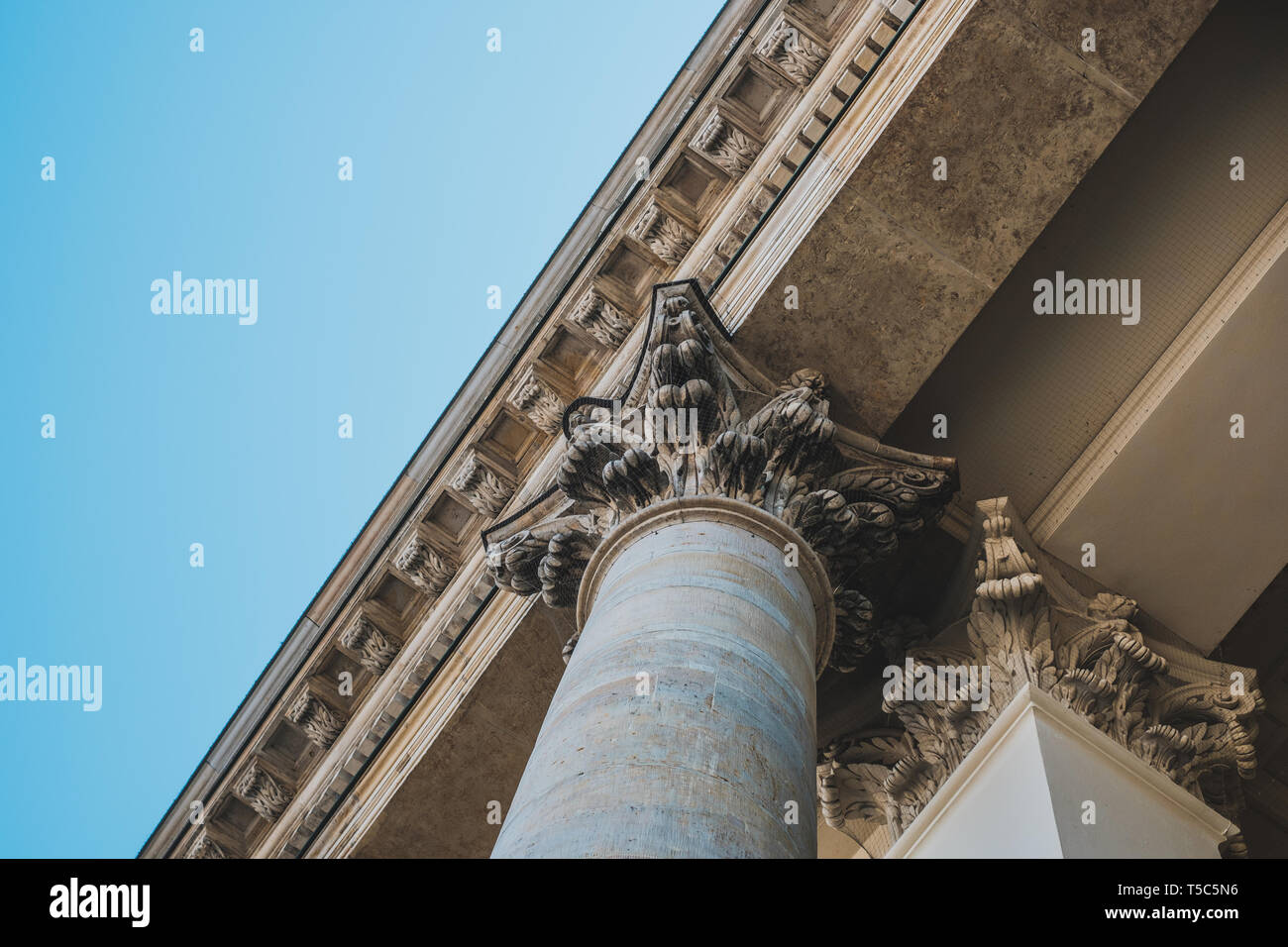 Ornati in dettaglio sulle colonne della cupola francese a Gendarmenmarkt - Foto Stock