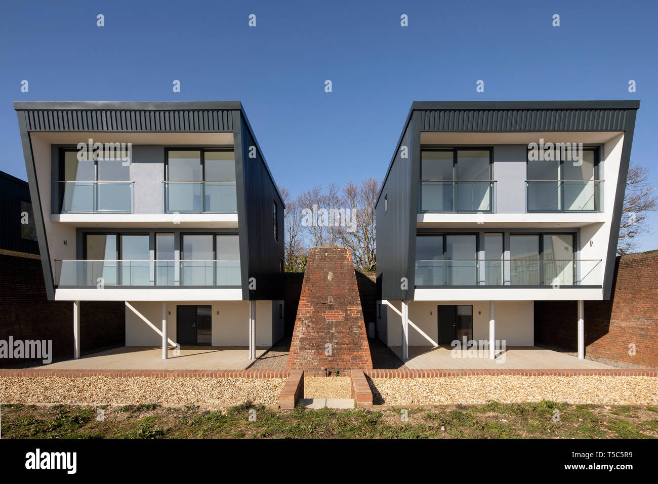 Vista in elevazione frontale di due delle case. Priddys Hard, Gosport, Regno Unito. Architetto: John Pardey architetti, 2019. Foto Stock