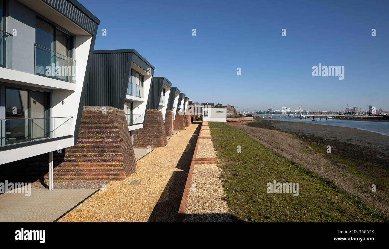Ampia vista che mostra il fiume e il porto di Portsmouth. Priddys Hard, Gosport, Regno Unito. Architetto: John Pardey architetti, 2019. Foto Stock
