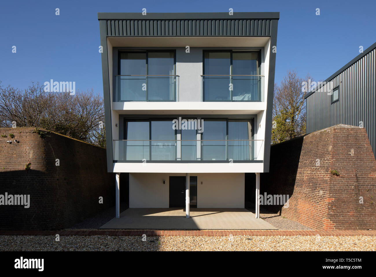 Vista in alzato frontale di una delle case. Priddys Hard, Gosport, Regno Unito. Architetto: John Pardey architetti, 2019. Foto Stock