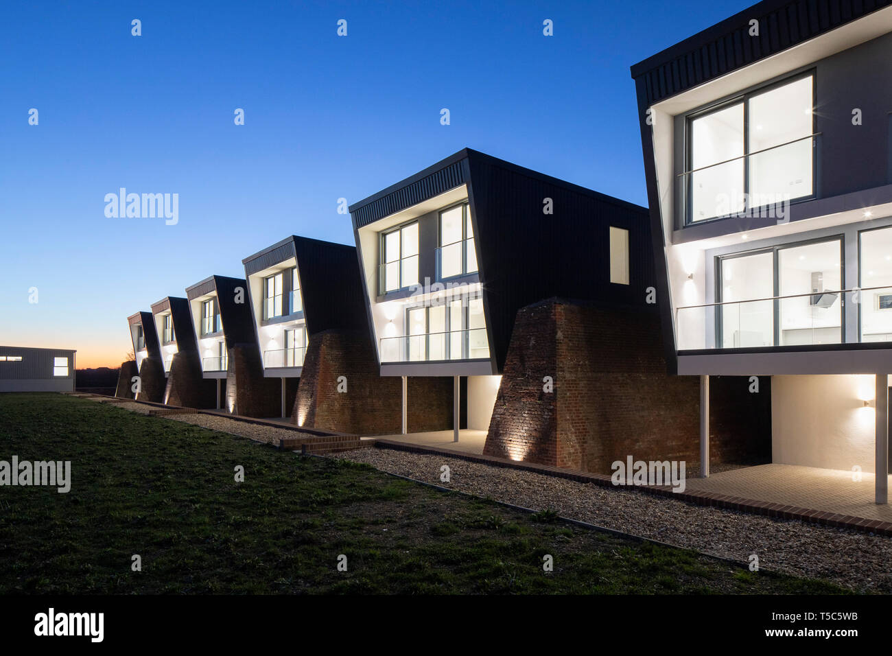 Vista delle case al tramonto. Priddys Hard, Gosport, Regno Unito. Architetto: John Pardey architetti, 2019. Foto Stock