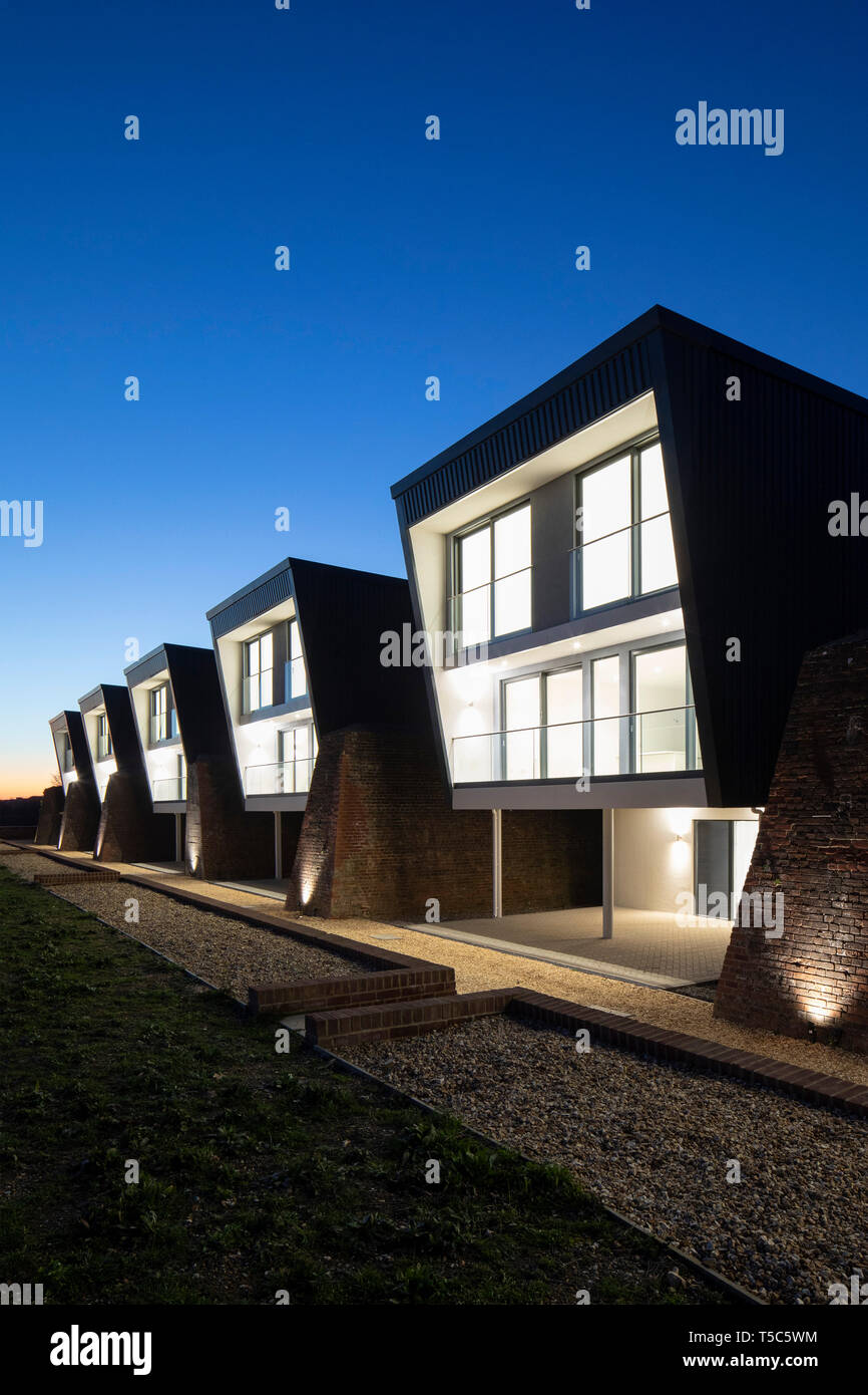 Vista delle case al tramonto. Priddys Hard, Gosport, Regno Unito. Architetto: John Pardey architetti, 2019. Foto Stock