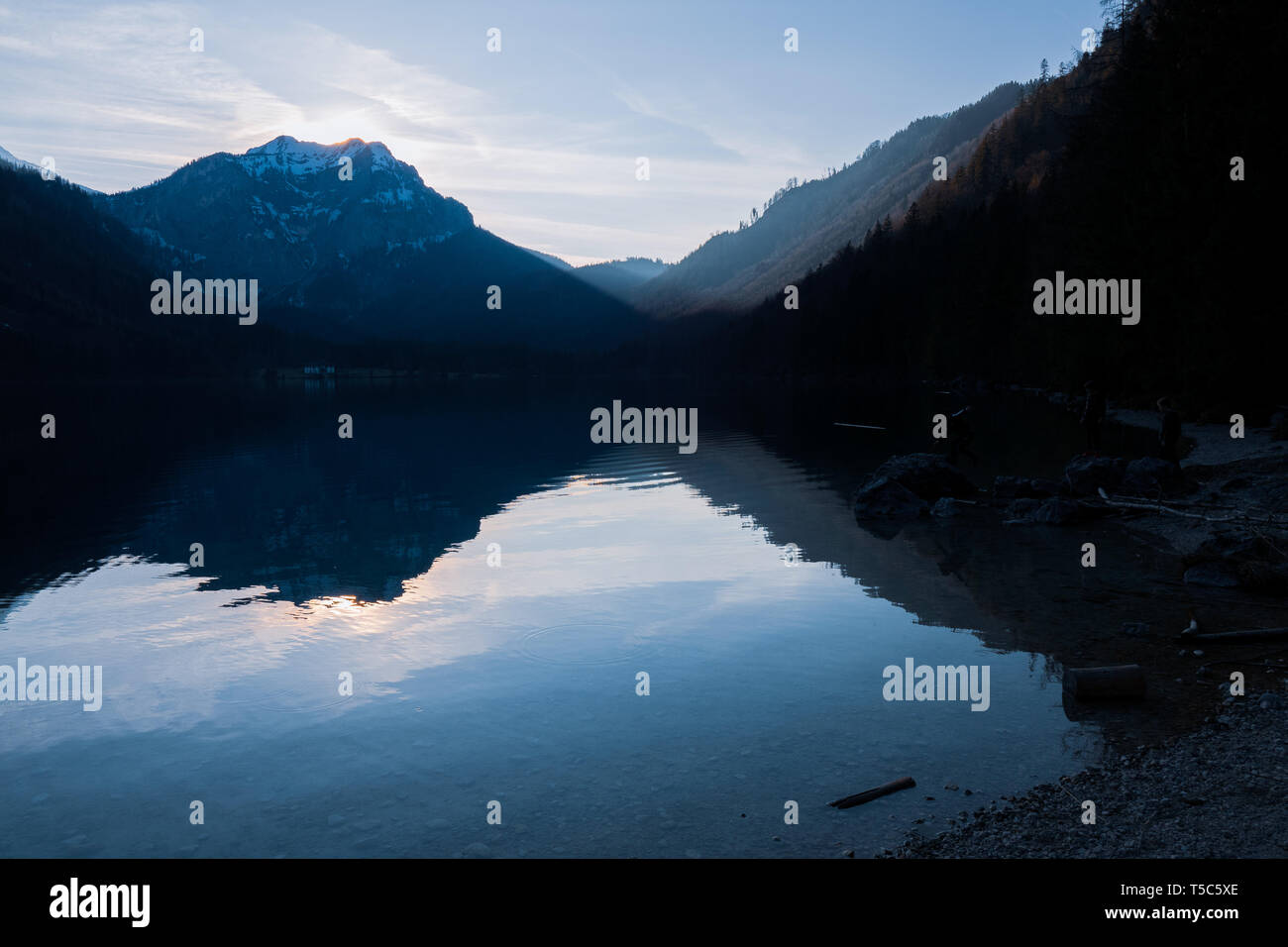 Vista panoramica del paesaggio di grande riflettendo sulle acque cristalline del Vorderer Langbathsee vicino Ebensee, Oberösterreich Austria Foto Stock