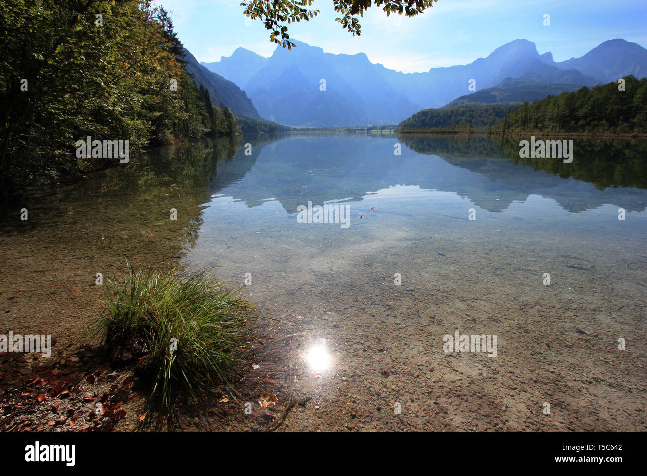 Vista panoramica delle basse acque cristalline del Almsee, vicino a Grünau im Almtal, Oberösterreich Austria Foto Stock