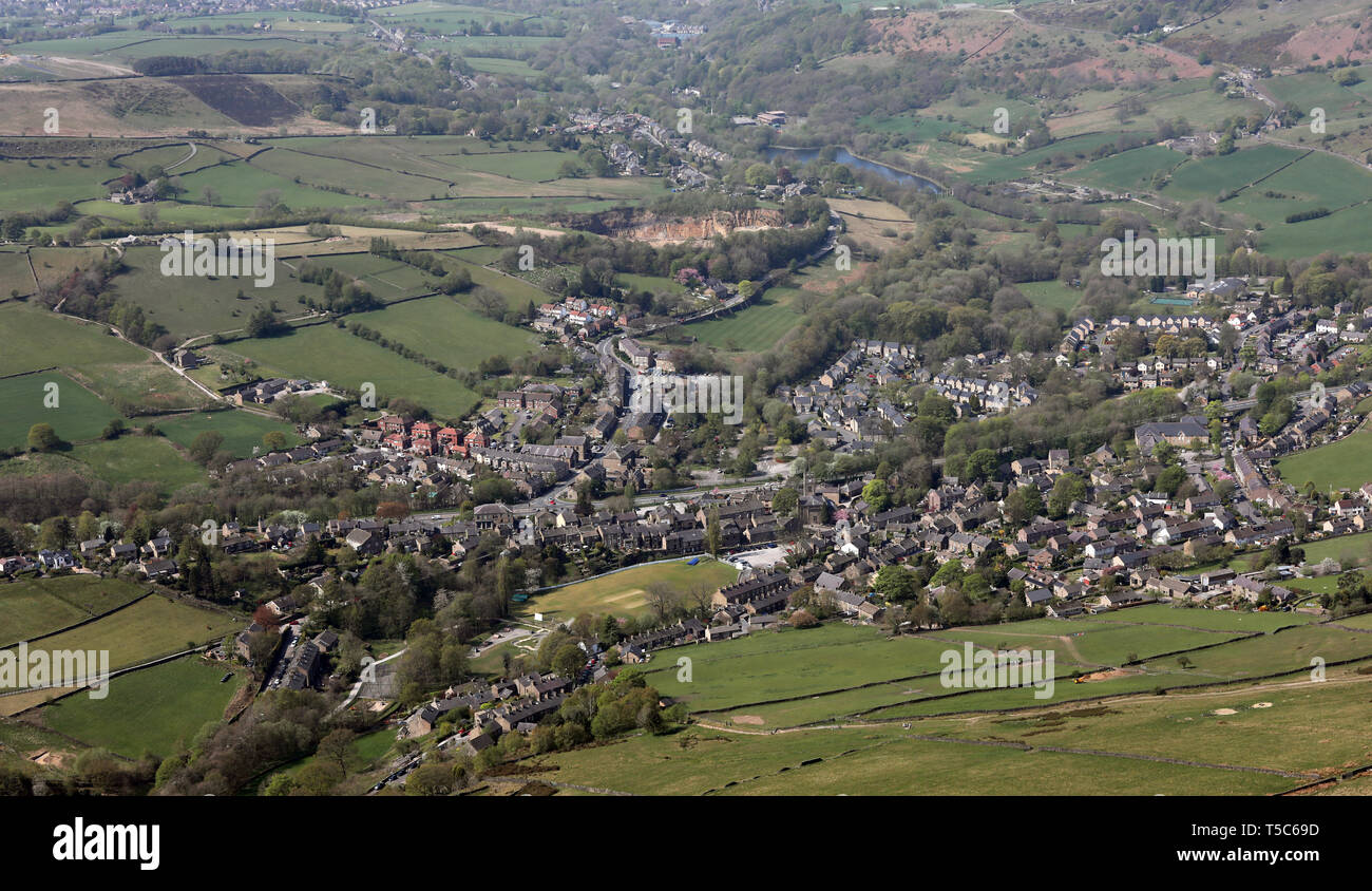 Vista aerea di Hayfield villaggio in alta vetta parrocchia, Derbyshire Foto Stock