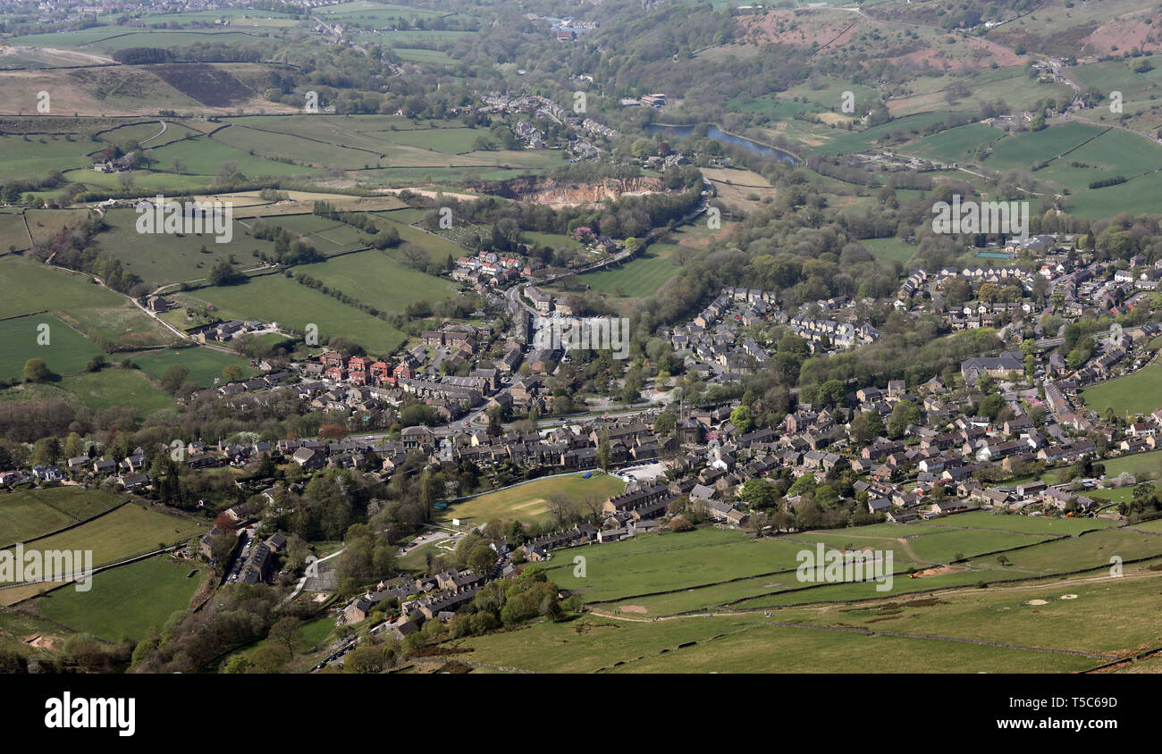 Vista aerea di Hayfield villaggio in alta vetta parrocchia, Derbyshire Foto Stock Vista aerea di Hayfield villaggio in alta vetta parrocchia, Derbyshire Foto Stock