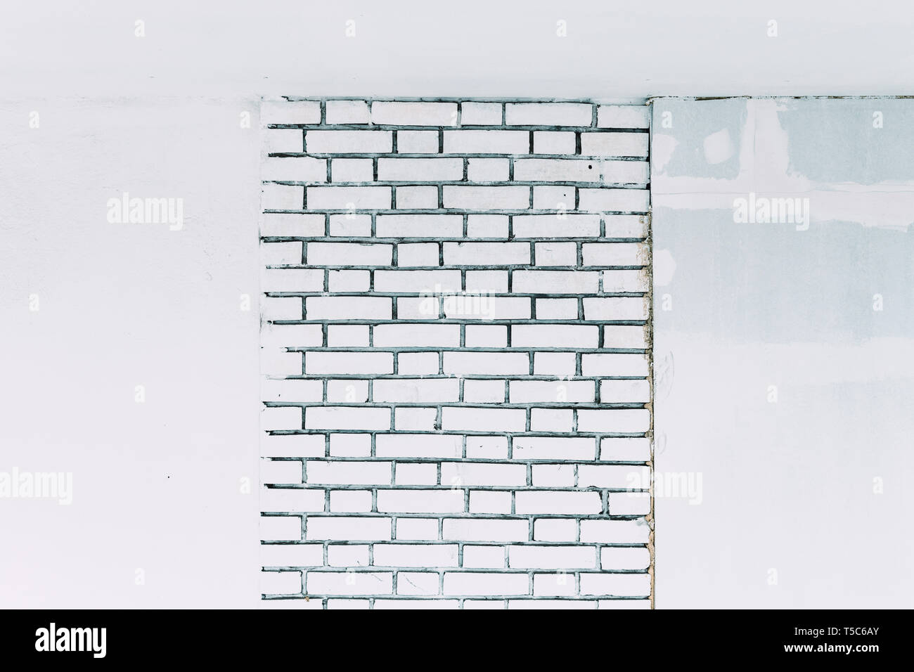 Muro Bianco in mattoni con pattern come background urbano Foto Stock