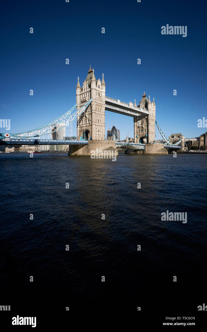 Il Tower Bridge e il fiume Tamigi, London, Regno Unito Foto Stock