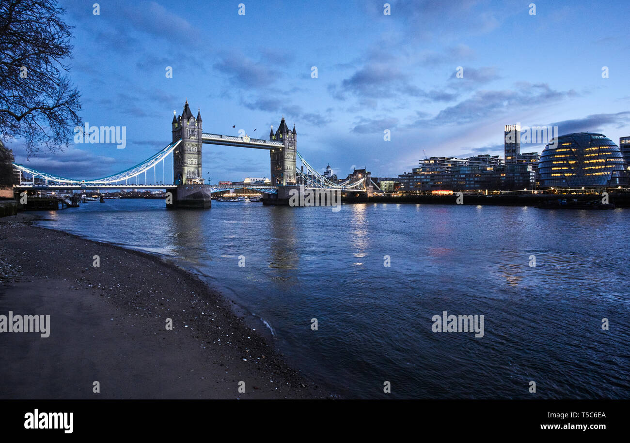 Il Tower Bridge e il fiume Tamigi, London, Regno Unito Foto Stock