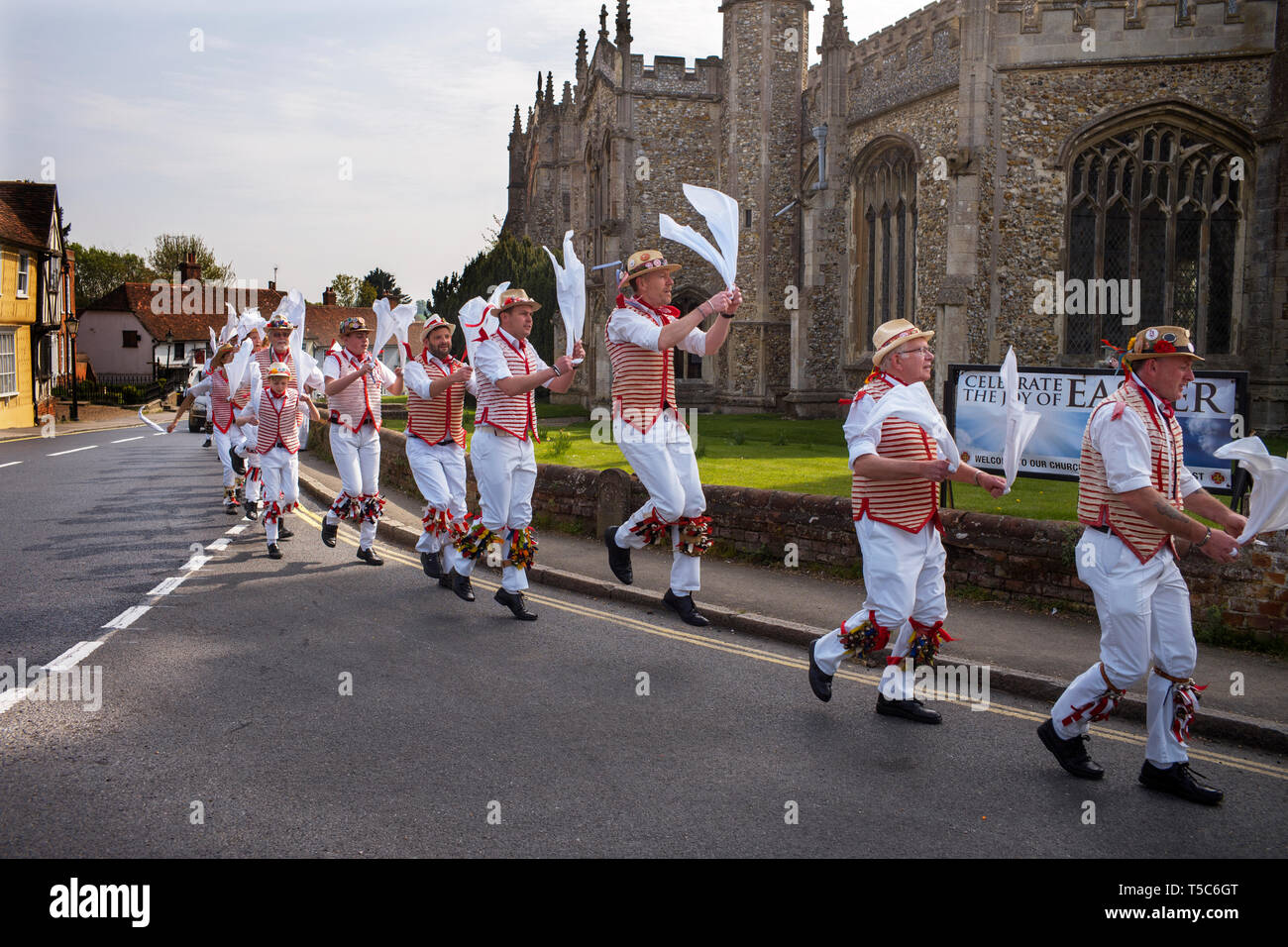 Thaxted Essex England Regno Unito 22 aprile 2019. Tradizionale di Pasqua lunedì festivo Morris Dancing in Thaxted Chiesa cantiere. Thaxted Morris in bianco e rosso Foto Stock