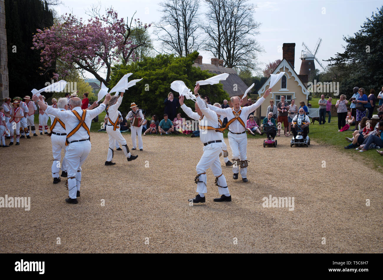Thaxted Essex England Regno Unito 22 aprile 2019. Tradizionale di Pasqua lunedì festivo Morris Dancing in Thaxted Chiesa cantiere. Thaxted Morris in bianco e rosso Foto Stock