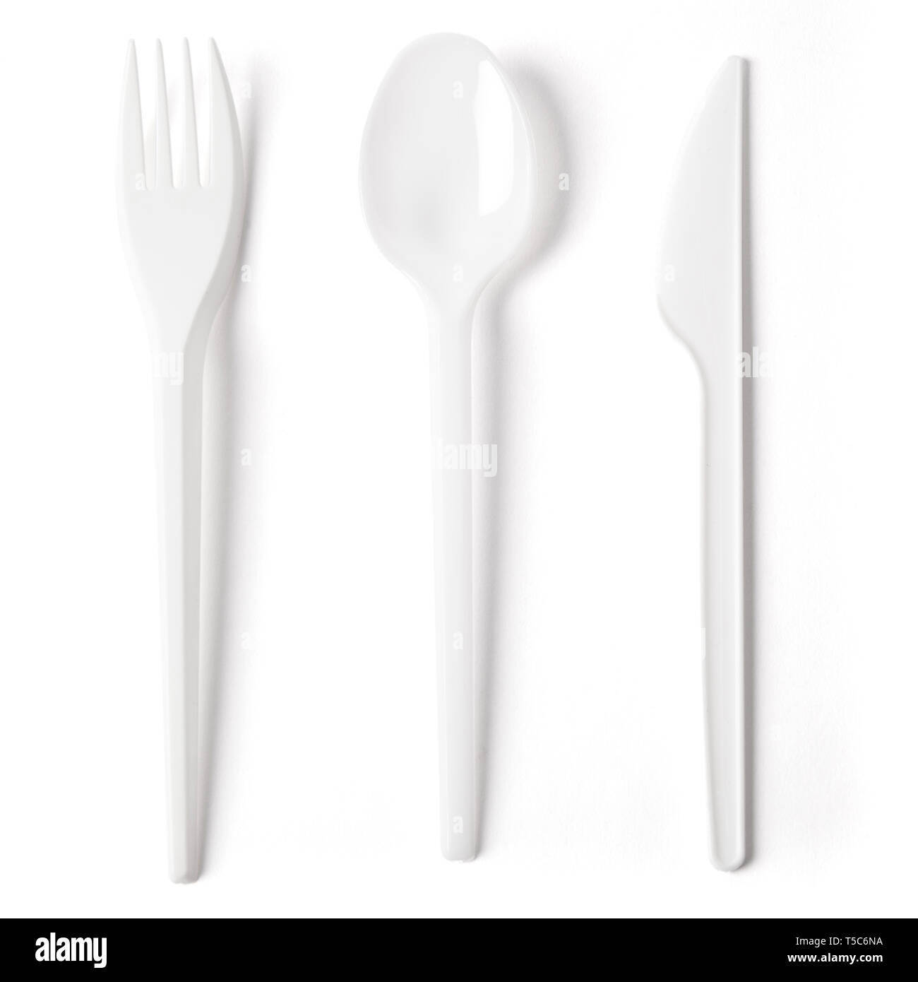 Posate monouso di plastica forchetta, cucchiaio e coltello con panetti di lavoro isolato su bianco. Foto Stock