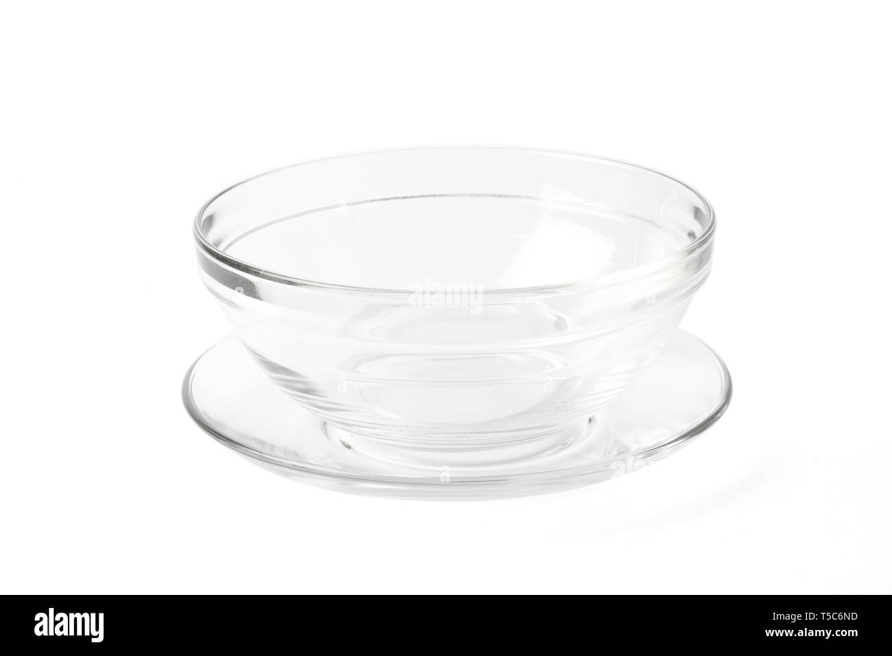 Vuoto in vetro trasparente ciotola di zuppa e la piastra con un percorso isolato su sfondo bianco. Foto Stock