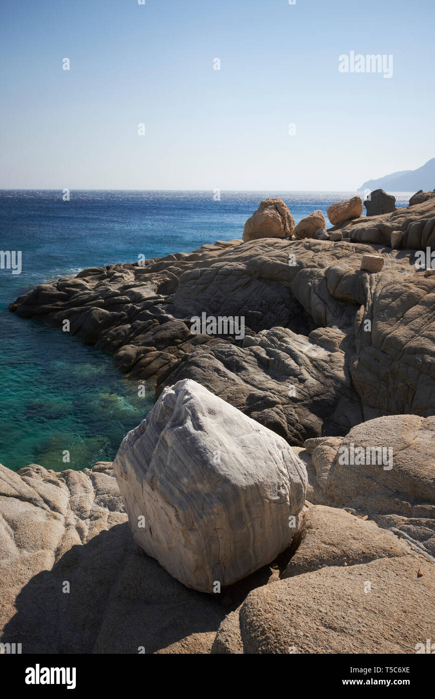 Rocce e mare Egeo vicino alla spiaggia Seychelles sull'isola greca di Ikaria Foto Stock