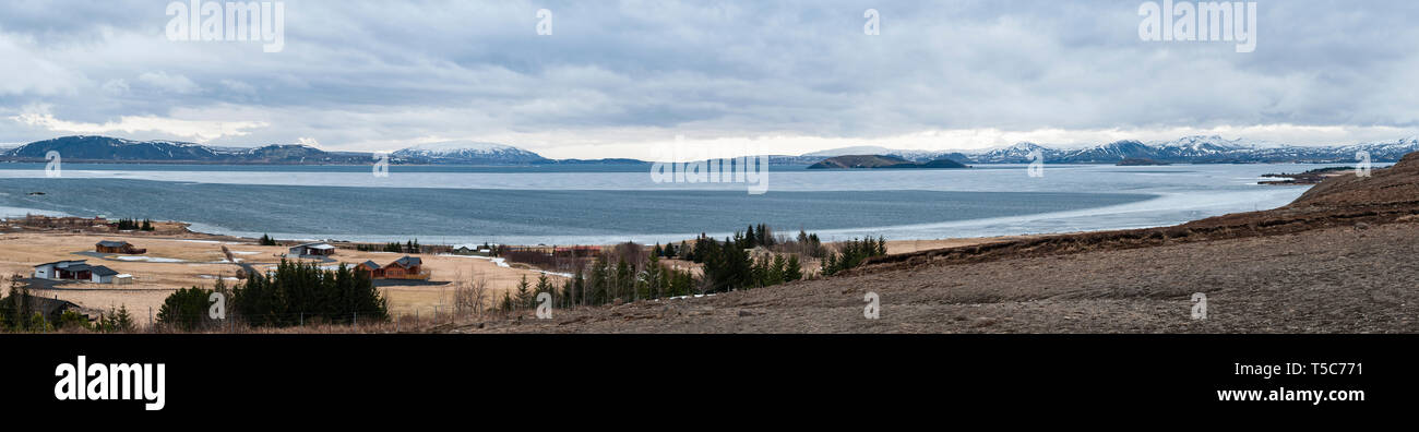 Þingvallavatn (Lago Thingvallavatn), Þingvellir, SW Islanda, a fine marzo. È il più grande lago naturale in Islanda Foto Stock