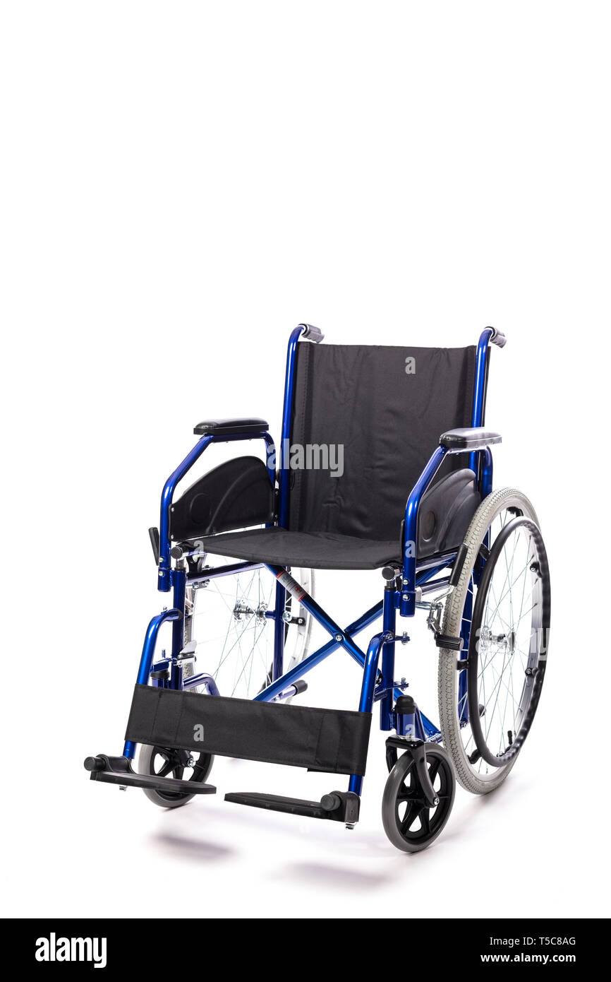 Dettaglio di un classico della sedia a rotelle per la disabilità fisica su uno sfondo bianco. Concetto di cure ospedaliere e disabilità. Foto Stock