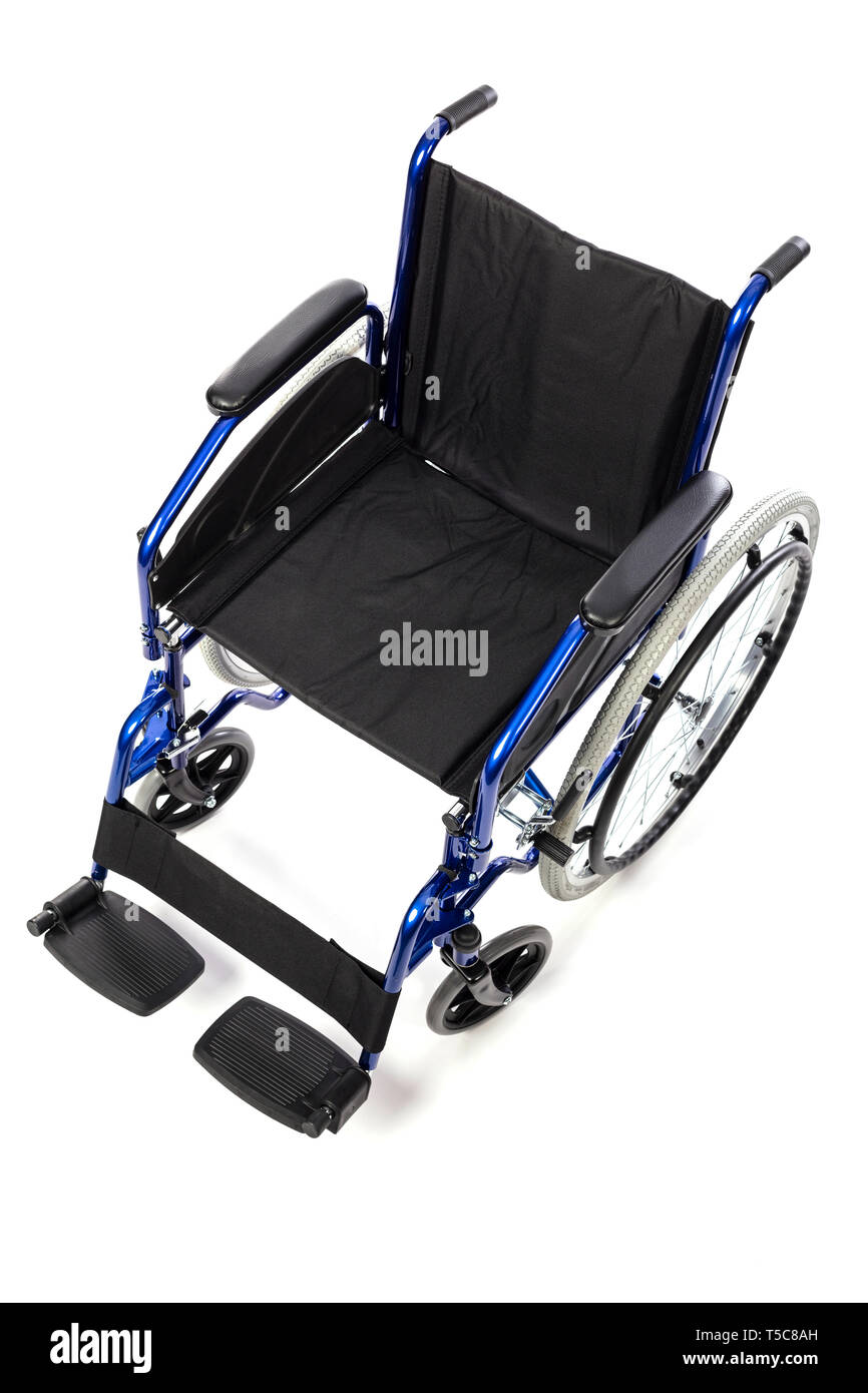 Dettaglio di un classico della sedia a rotelle per la disabilità fisica su uno sfondo bianco. Concetto di cure ospedaliere e disabilità. Foto Stock