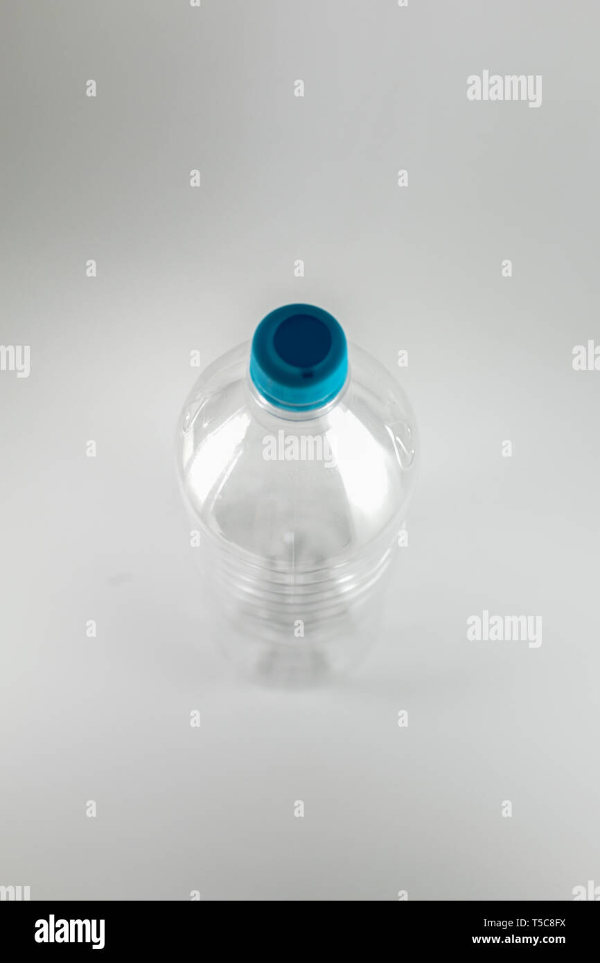 Vista superiore di una bottiglia vuota di un litro e mezzo di acqua minerale con mare verde tappo e anello di tenuta su uno sfondo bianco e lo spazio per gli inserti Foto Stock