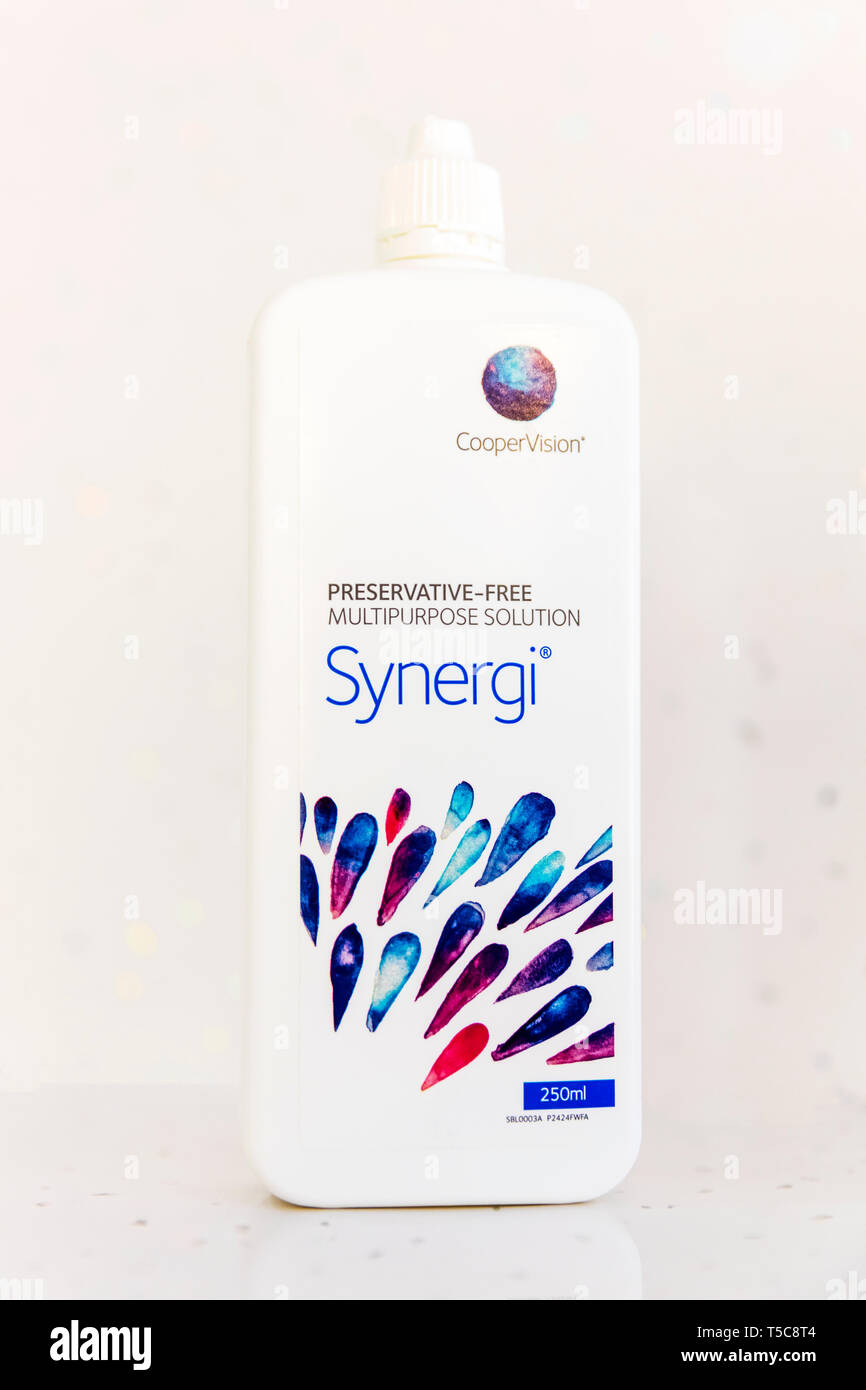 Synergi Contact lens cleaner, Synergi Contact Lens Solution, Synergi, la lente a contatto, detergente per lenti a contatto Soluzioni di pulizia per la lente, la lente soluzione, bottiglia Foto Stock
