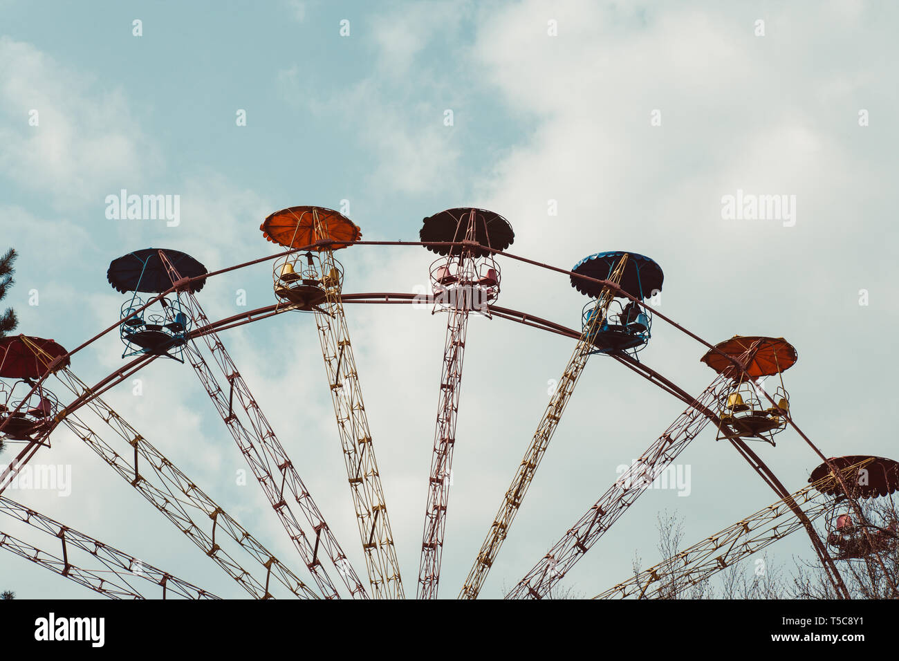 Ruota panoramica Ferris su uno sfondo di nuvole in città Foto Stock