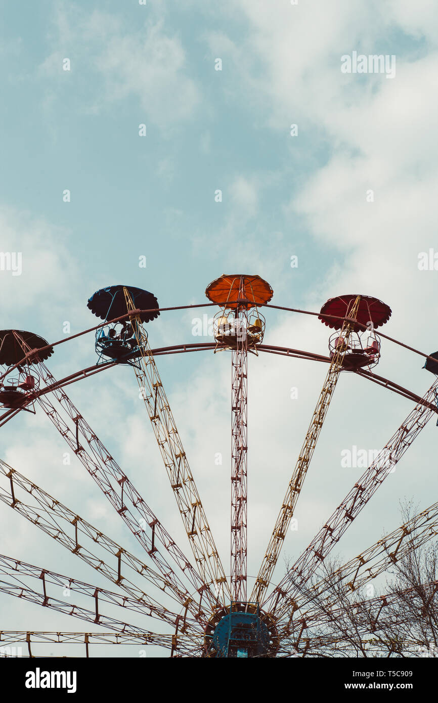 Ruota panoramica Ferris su uno sfondo di nuvole in città Foto Stock