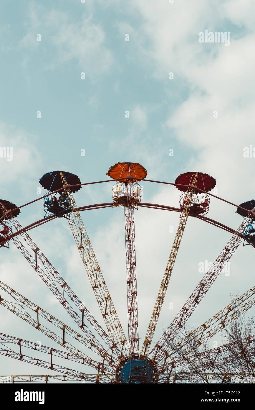 Ruota panoramica Ferris su uno sfondo di nuvole in città Foto Stock