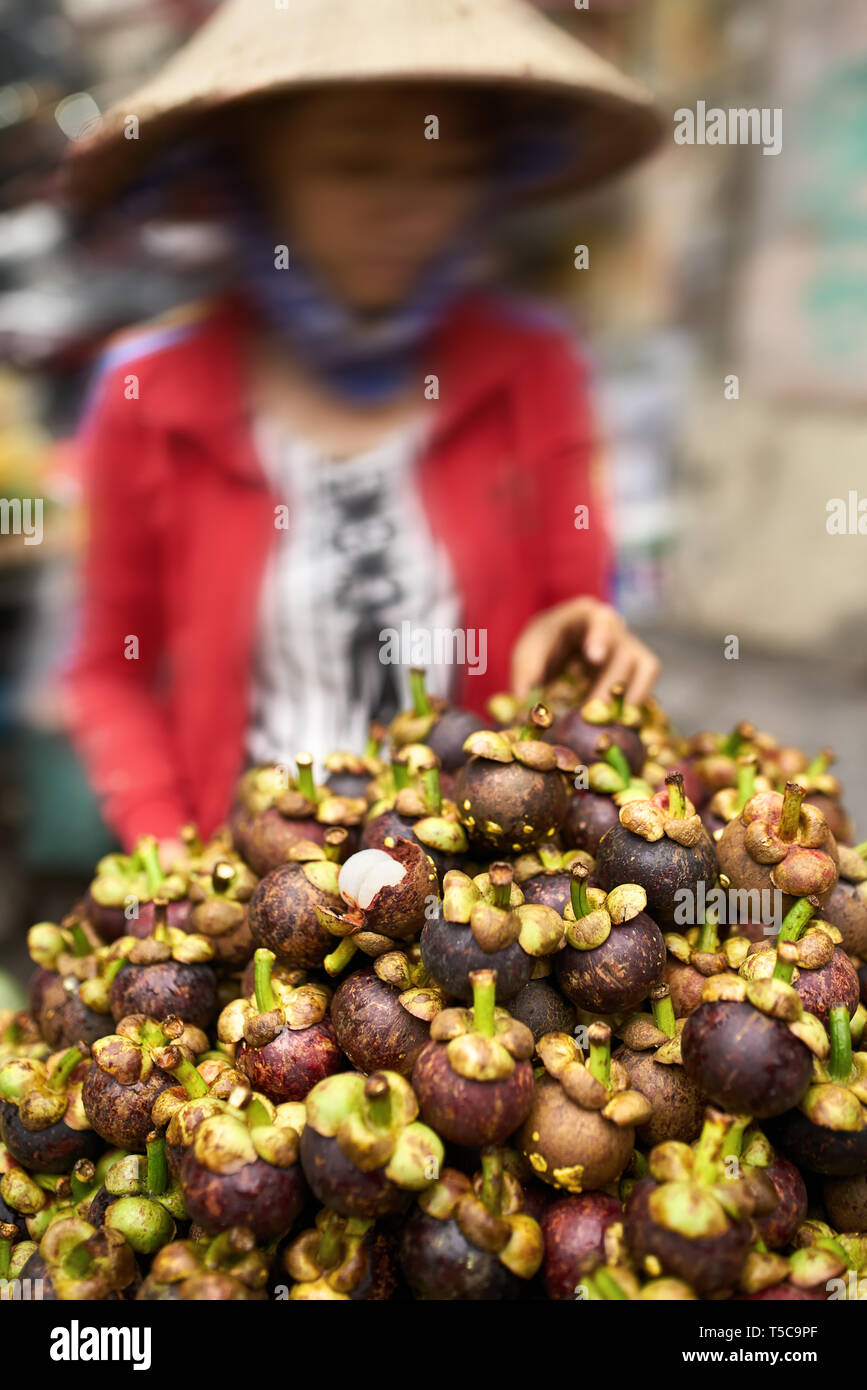 Exotic mangostani su asian street market in Vietnam Foto Stock