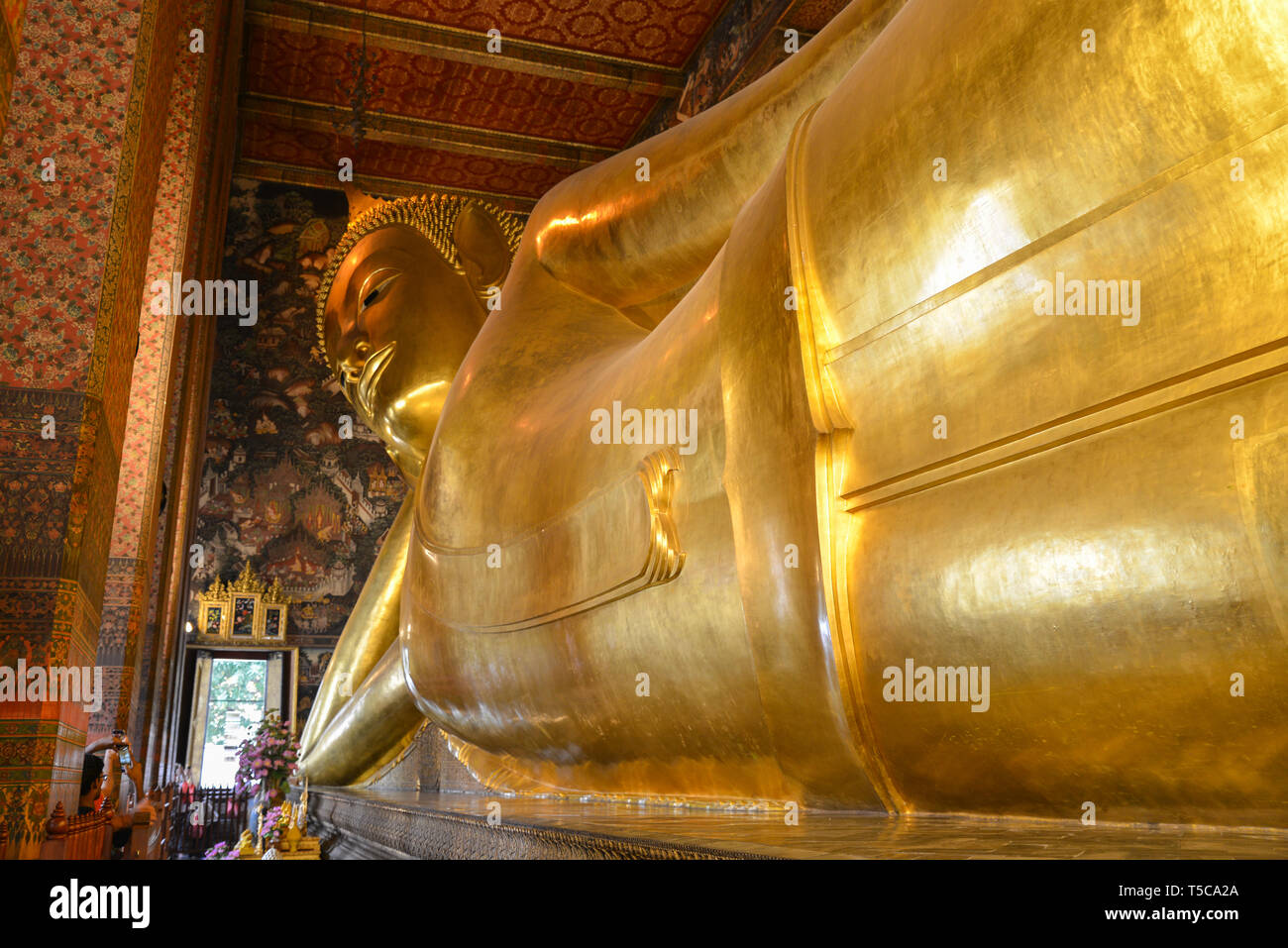 Reclinabile o Sleeping Buddha grande statua dorata in Wat Pho tempio complesso a Bangkok, in Thailandia. Culturale e spirituale landmark gigante. Foto Stock