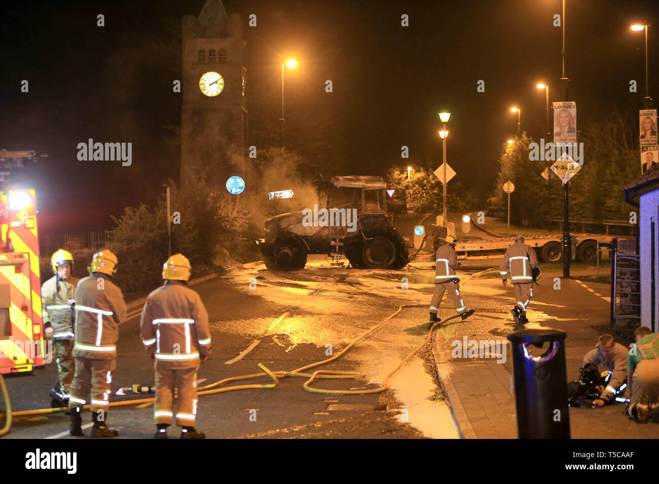 CRUMLIN, County Antrim, Irlanda del Nord ; 19/Aprile/2019 - Le scene di un'ora dopo un'altra doppia ATM è stato rubato dalla locale supermercato Tesco. Un escavatore è stata flagellata da incendi e di una motrice e di un rimorchio è stata anche trovata bruciata nella strada principale di Crumlin village. Area chiusa dalla polizia. Foto/Paolo McErlane Foto Stock